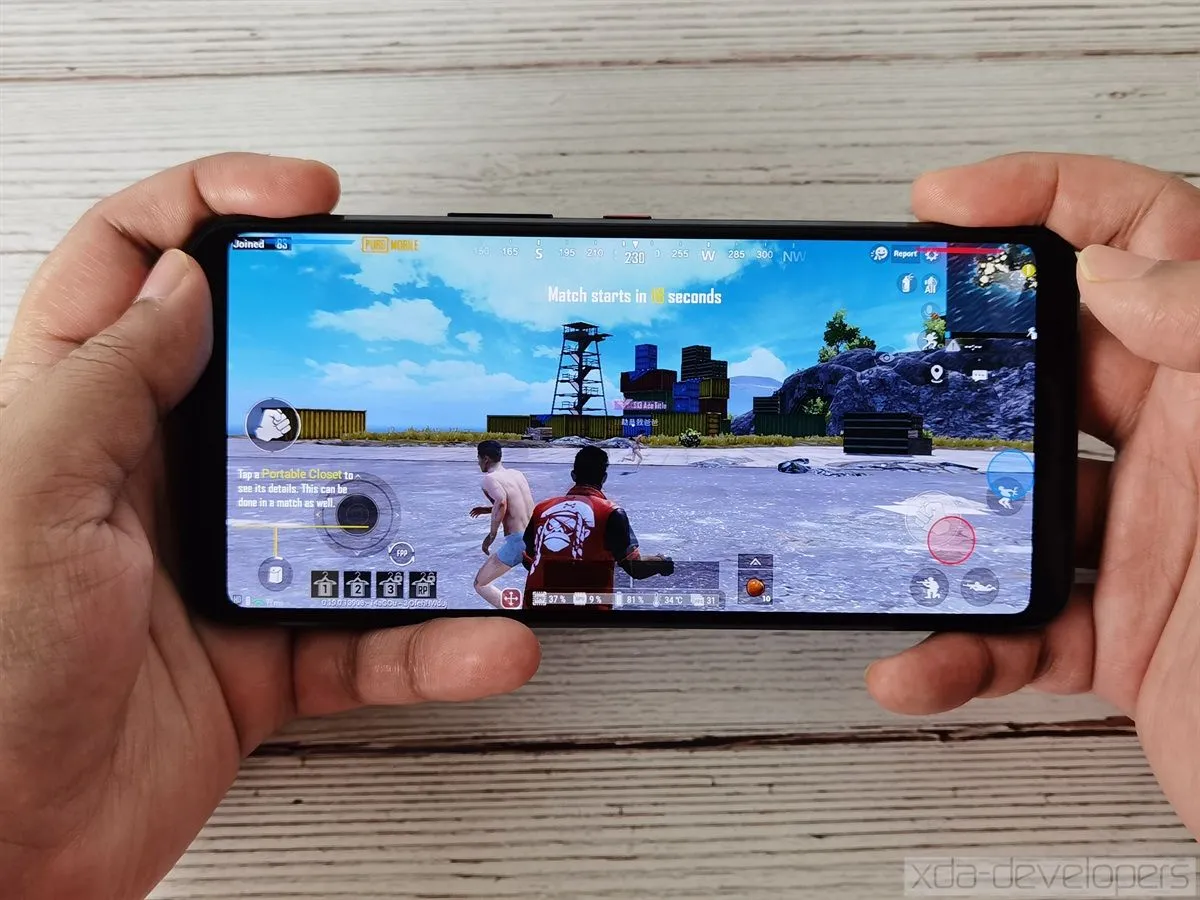 Điện thoại gaming ASUS ROG Phone 3, đại diện cho nền tảng game di động (Mobile Gaming) tiện lợi nhưng khác biệt về trải nghiệm so với máy chơi game console