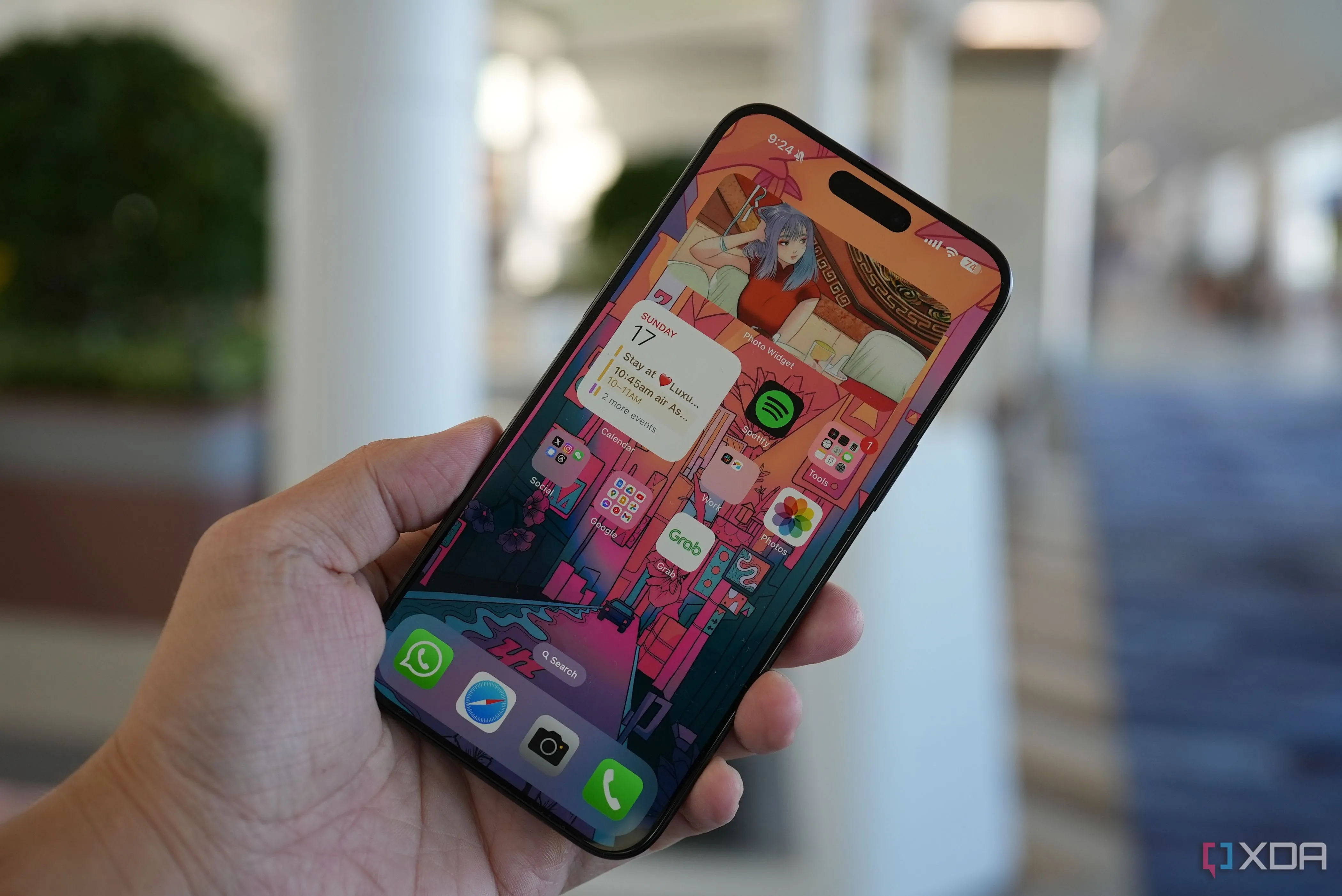 Điện thoại iPhone 15 Pro Max hiển thị màn hình chính trong tay người dùng