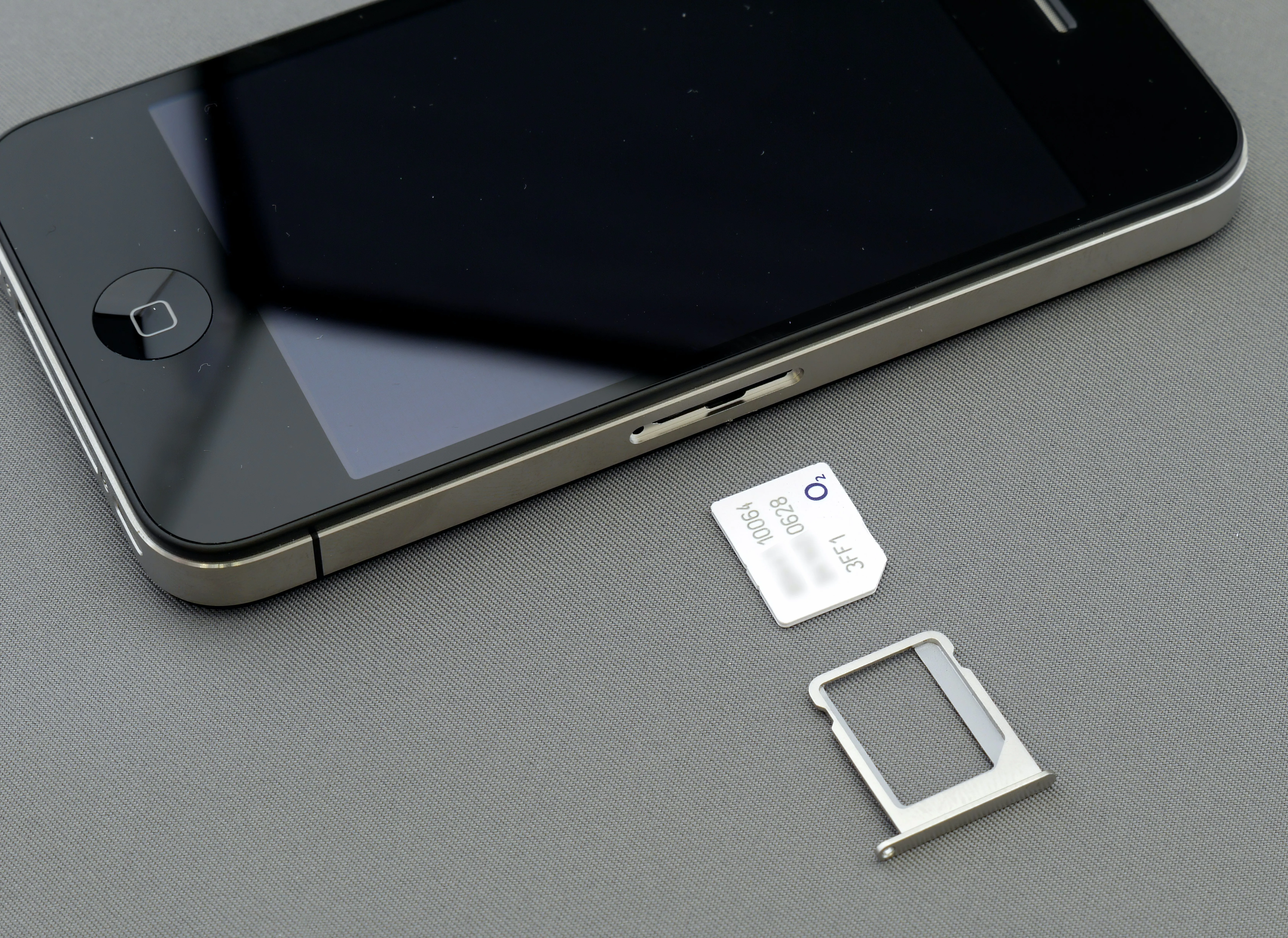 Điện thoại iPhone 4 minh họa nguy cơ bị tấn công SIM-swapping ảnh hưởng 2FA SMS