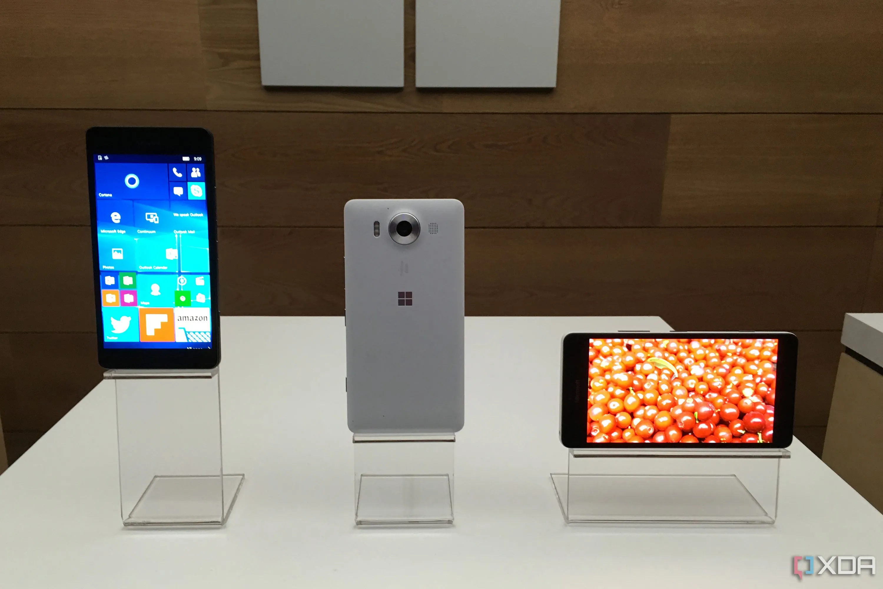 Điện thoại thông minh Microsoft Lumia 950, một trong những thiết bị cuối cùng chạy Windows 10 Mobile trước khi nền tảng này bị khai tử.