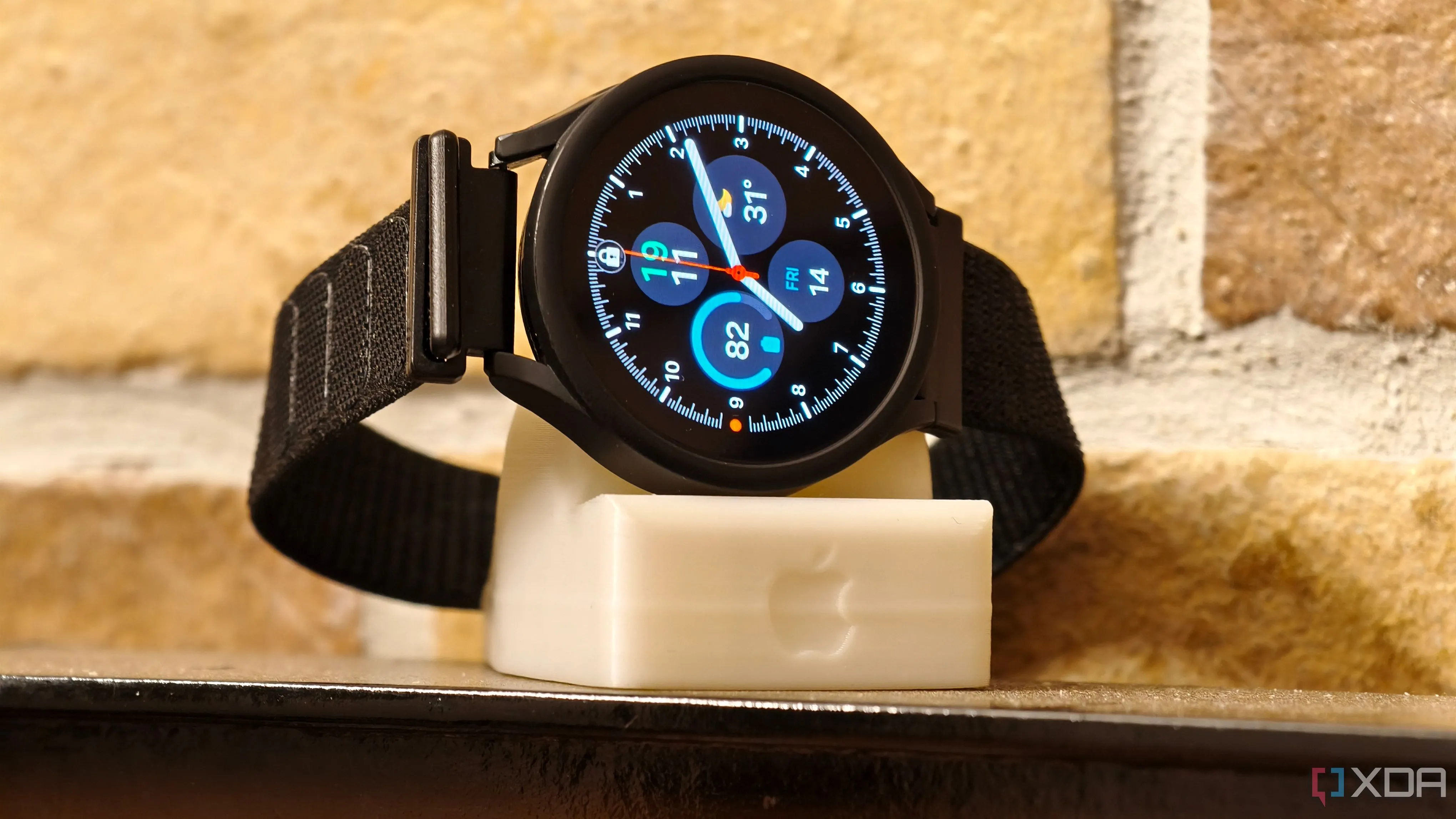 Dock sạc Apple Watch được in 3D, giữ đồng hồ ổn định và hiển thị thời gian tiện lợi khi sạc.