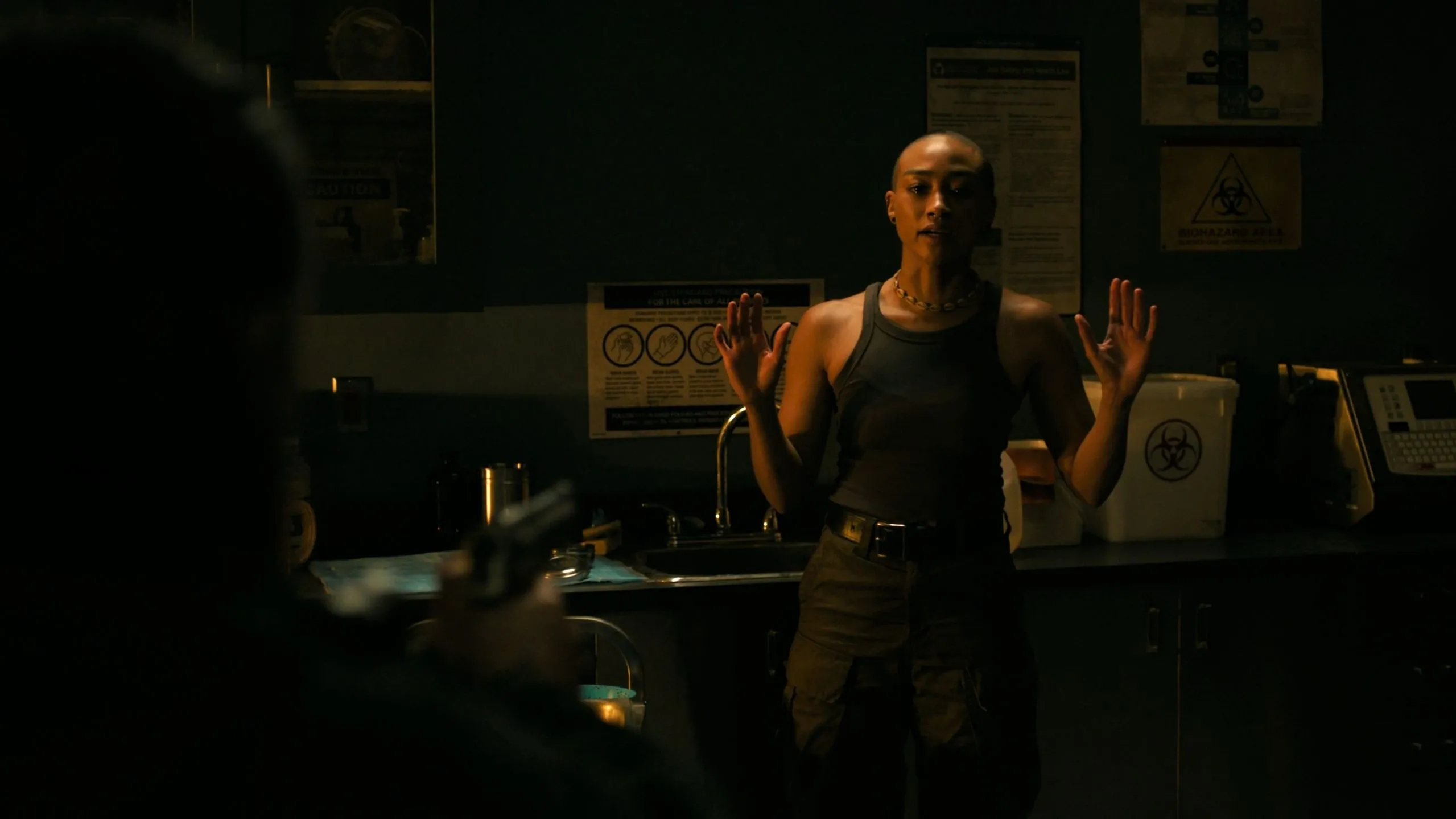 Ellie chĩa súng đe dọa Nora tại bệnh viện, một cảnh căng thẳng trong The Last of Us Season 2 Tập 5.