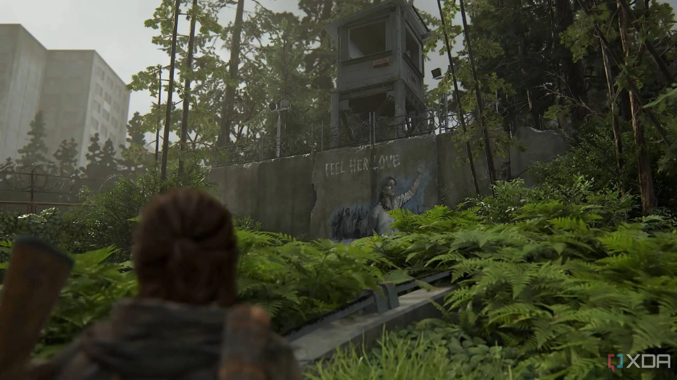 Ellie đứng nhìn bức tranh tường Seraphites (Scars) đầy bí ẩn trong game The Last of Us Part II Remastered.
