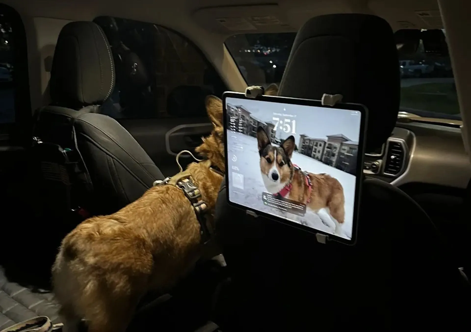 Giá đỡ máy tính bảng iPad Air 13 inch in 3D gắn vào tựa đầu ghế ô tô, mang lại giải trí tiện lợi cho hành khách phía sau