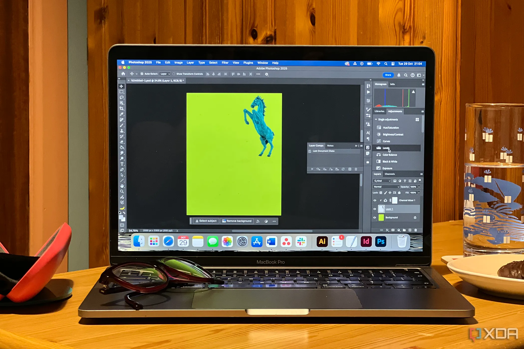 Giao diện Adobe Photoshop trên MacBook Pro, minh họa phần mềm làm việc