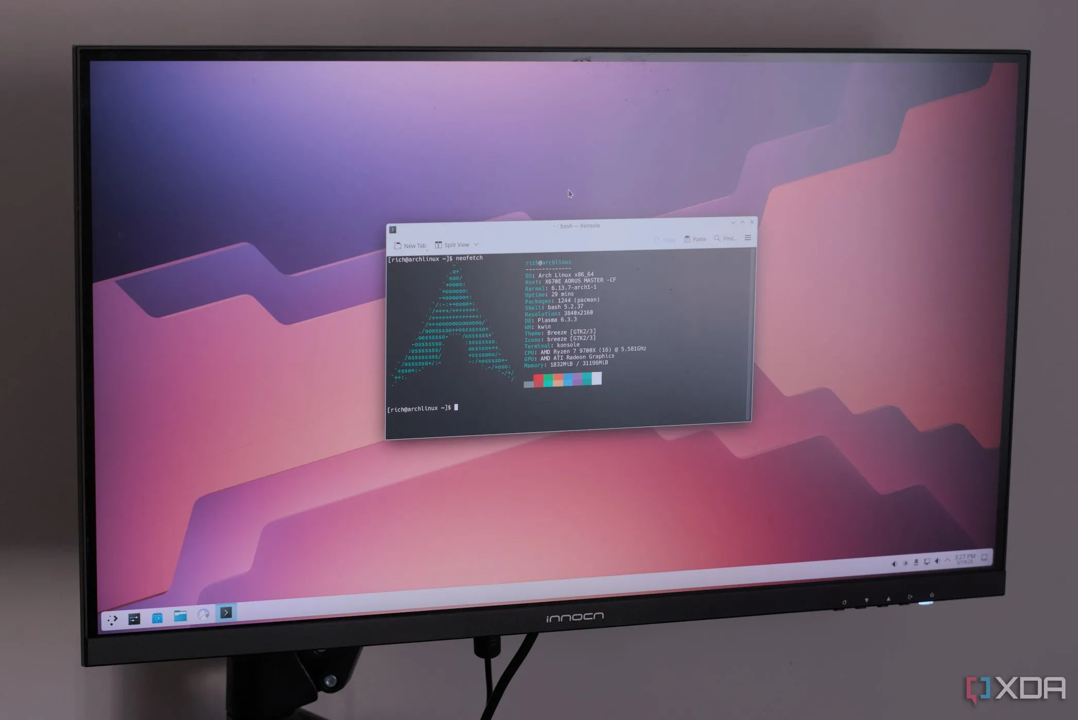 Giao diện Arch Linux với cửa sổ Konsole và công cụ Neofetch hiển thị thông tin hệ thống