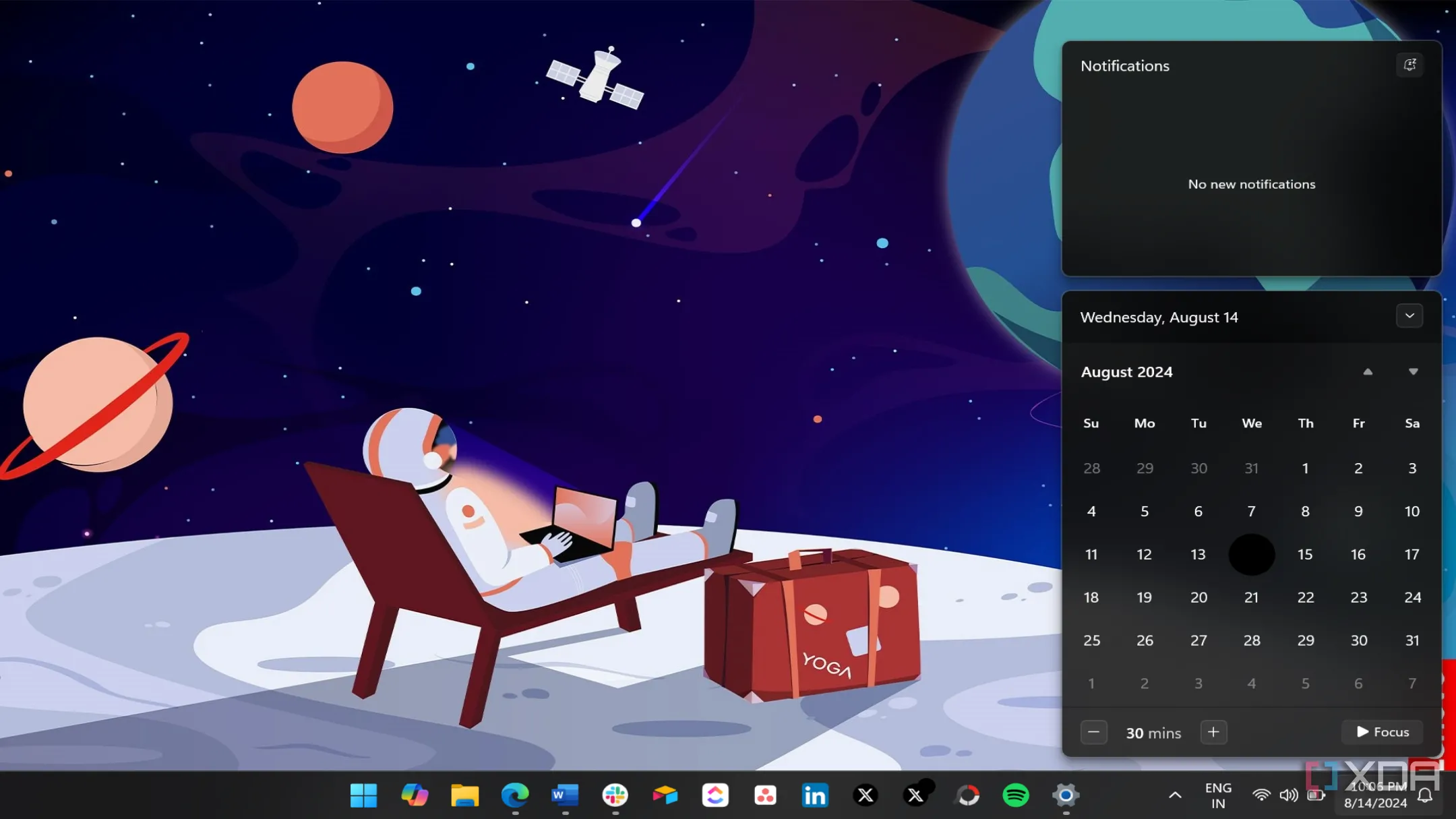Giao diện Calendar flyout Windows 11 với đồng hồ hiển thị trong chế độ tối