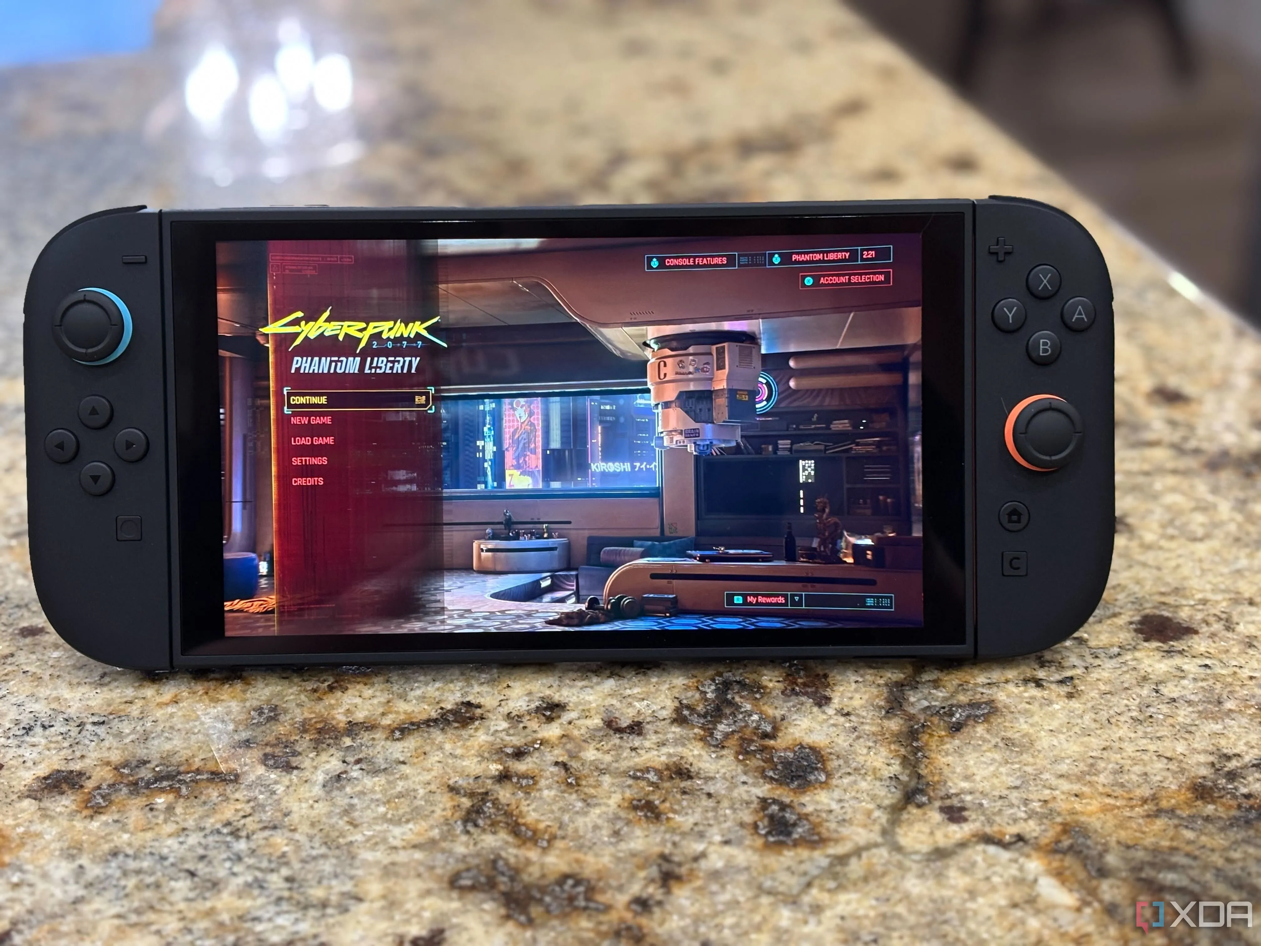 Giao diện chính game Cyberpunk 2077 đang chạy trên màn hình của Nintendo Switch 2, thể hiện khả năng chơi game AAA