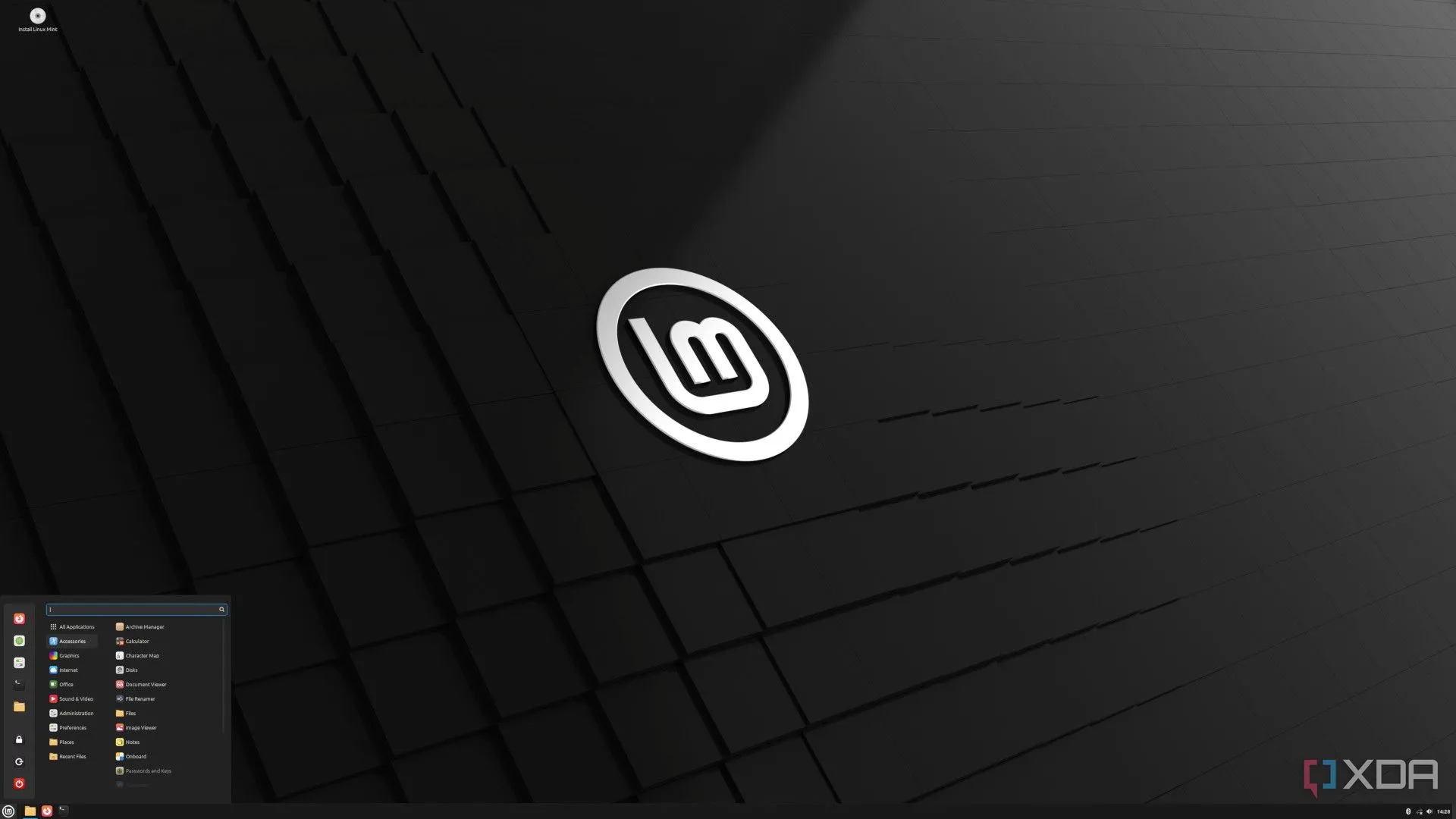 Giao diện desktop của Linux Mint với menu ứng dụng mở