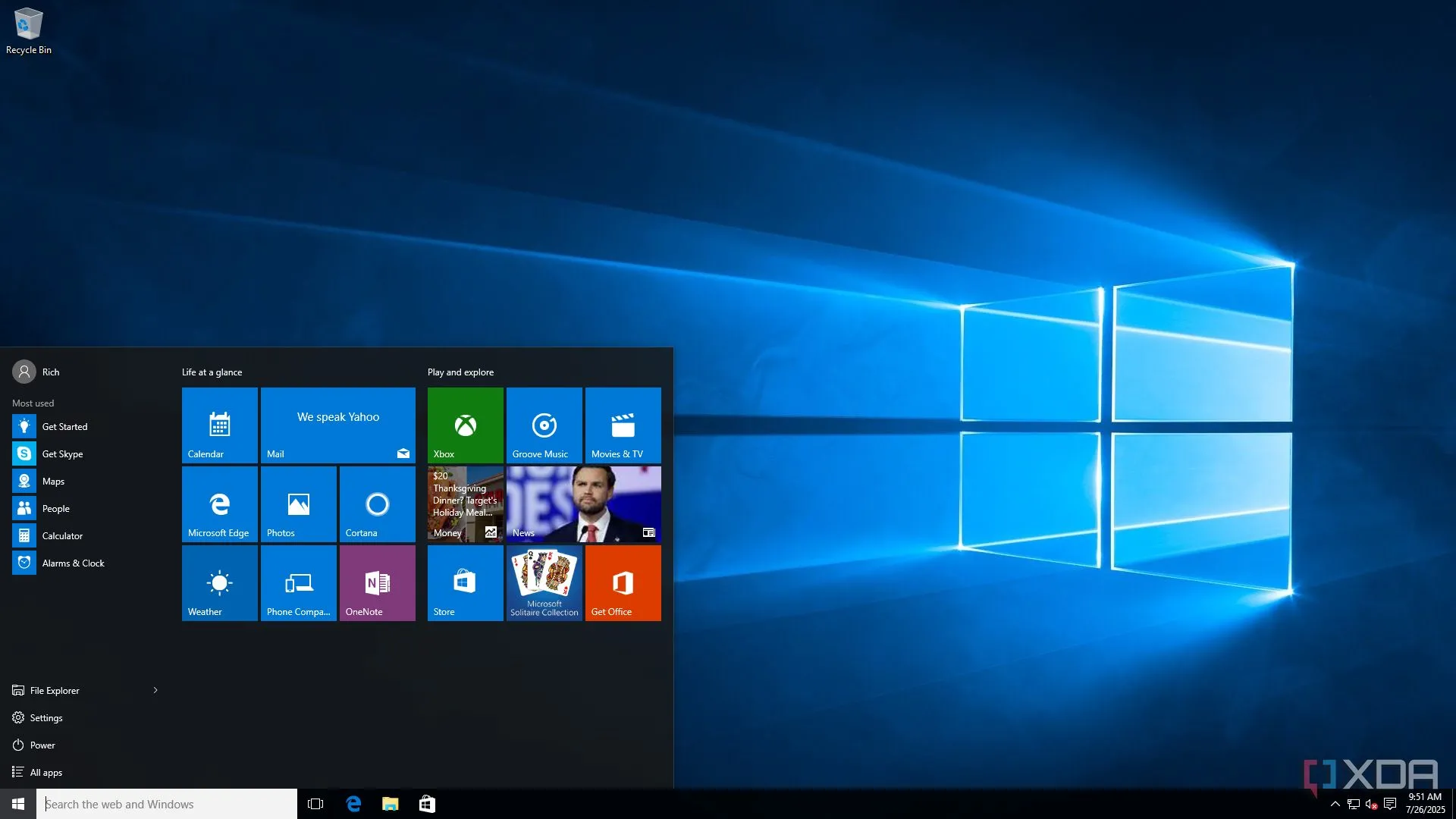 Giao diện desktop của Windows 10 với Start Menu truyền thống, biểu tượng cho sự cải tiến lớn sau Windows 8 và chiến lược nâng cấp miễn phí.