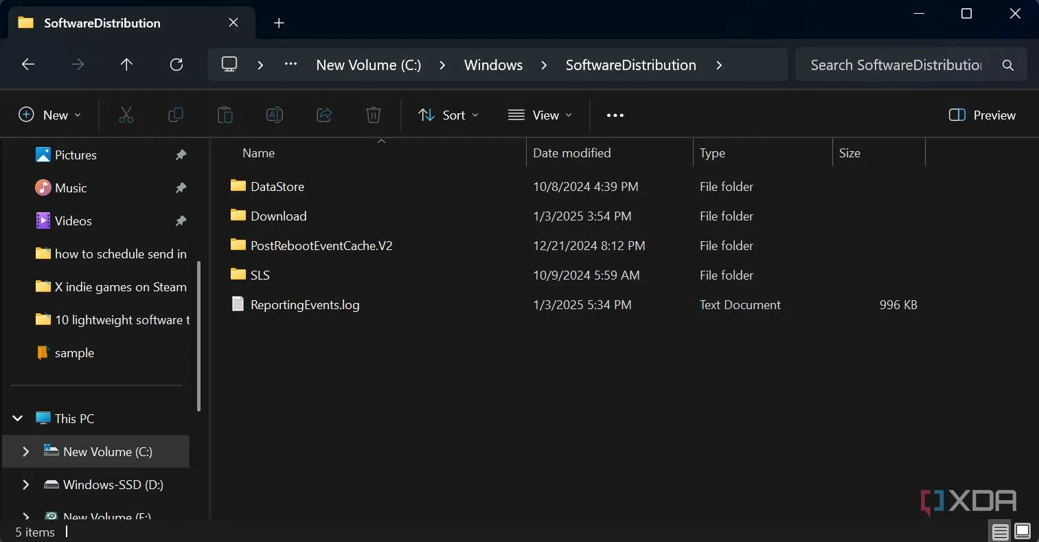 Giao diện File Explorer hiển thị thư mục SoftwareDistribution trong ổ C của Windows