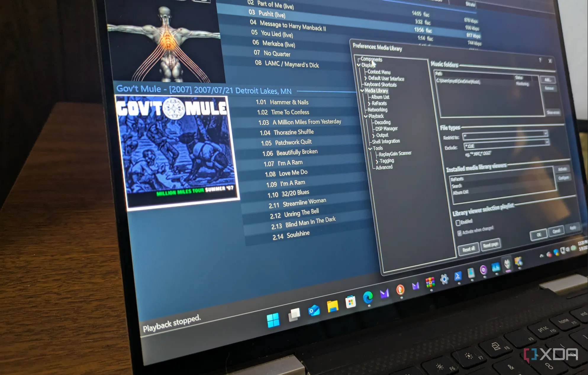 Giao diện Foobar2000 với cửa sổ tùy chọn đang mở trên laptop Windows