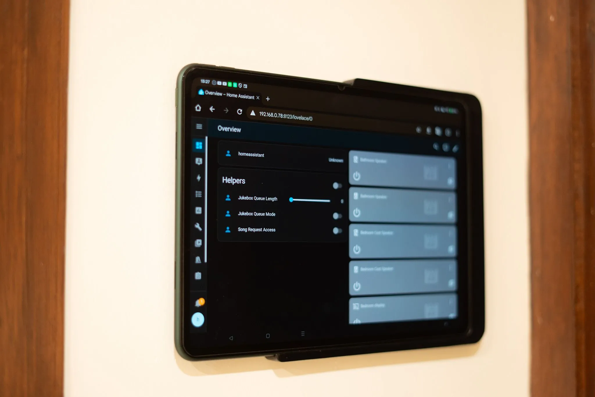 Giao diện Home Assistant với các tùy chọn điều khiển và tự động hóa, minh họa tiềm năng của trợ lý giọng nói AI cục bộ