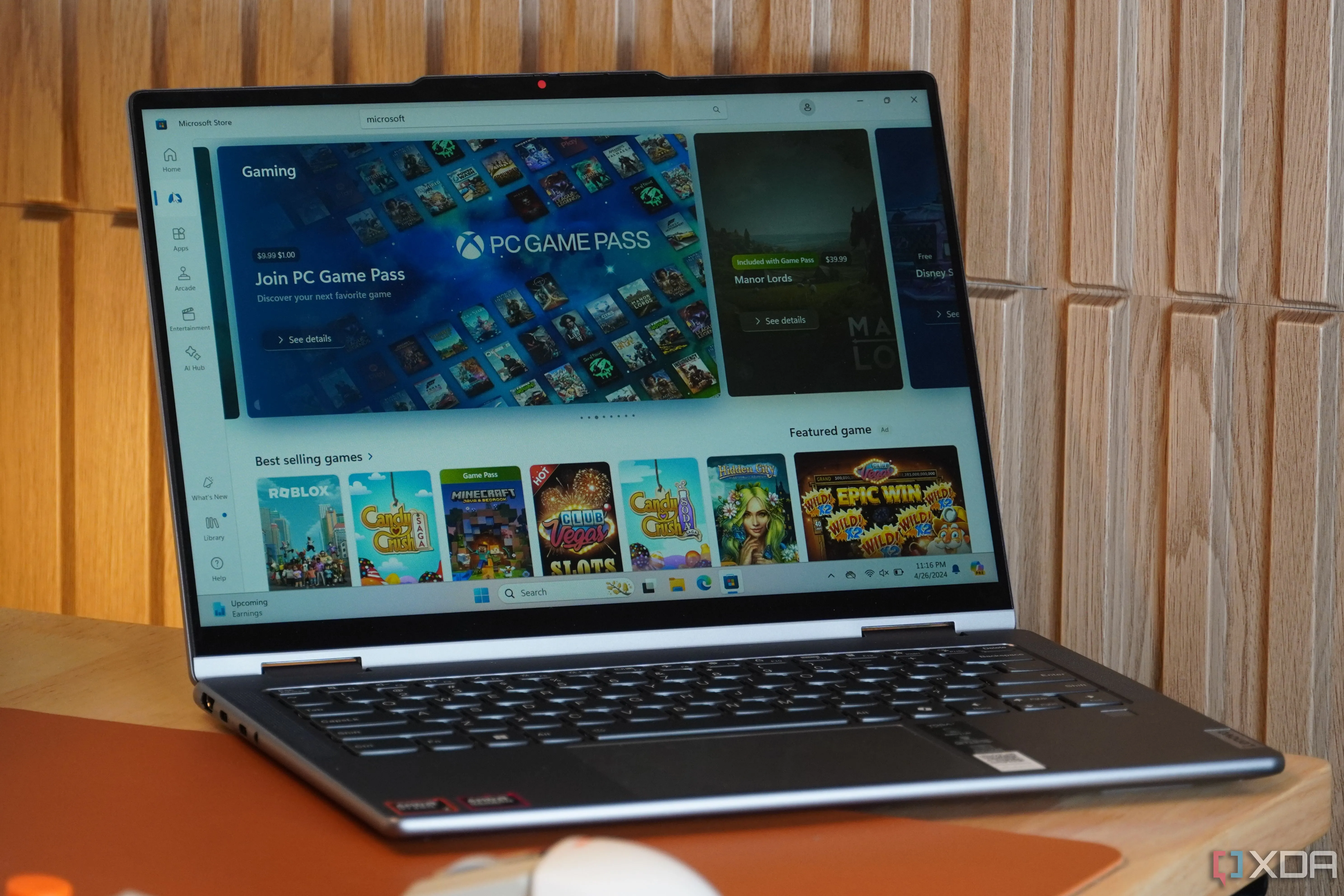 Giao diện Microsoft Store trên laptop Lenovo Yoga 7, minh họa các ứng dụng độc quyền và những giới hạn trong tìm kiếm phần mềm