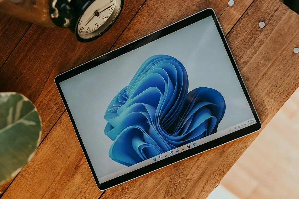 Giao diện Microsoft Windows 11 trên thiết bị máy tính bảng, minh họa môi trường hoạt động của cả x86 và Arm.