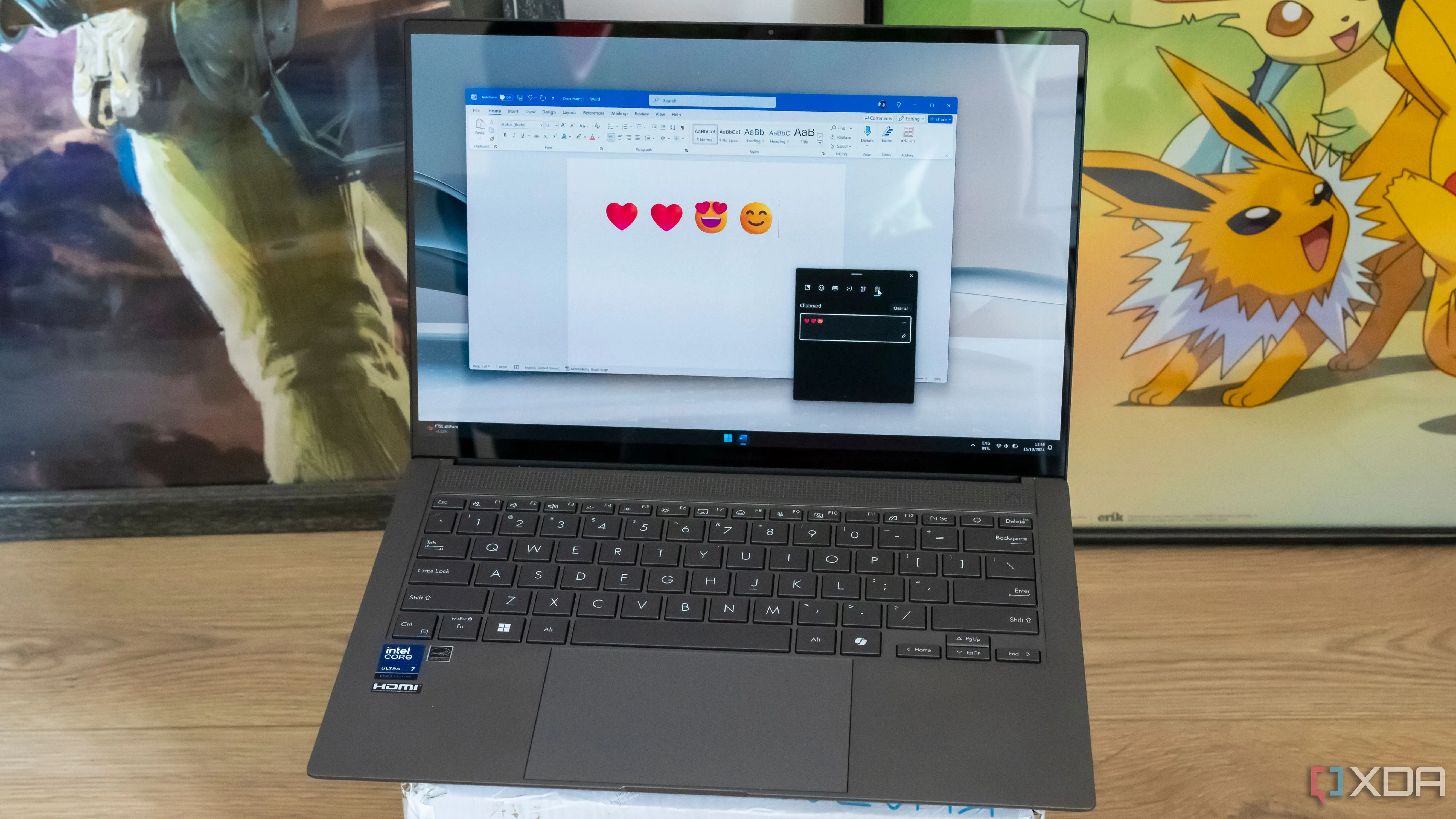 Giao diện Microsoft Word trên laptop hiển thị việc chèn emoji và bảng điều khiển Clipboard, thể hiện các tùy chọn chỉnh sửa văn bản đa dạng trong Word.