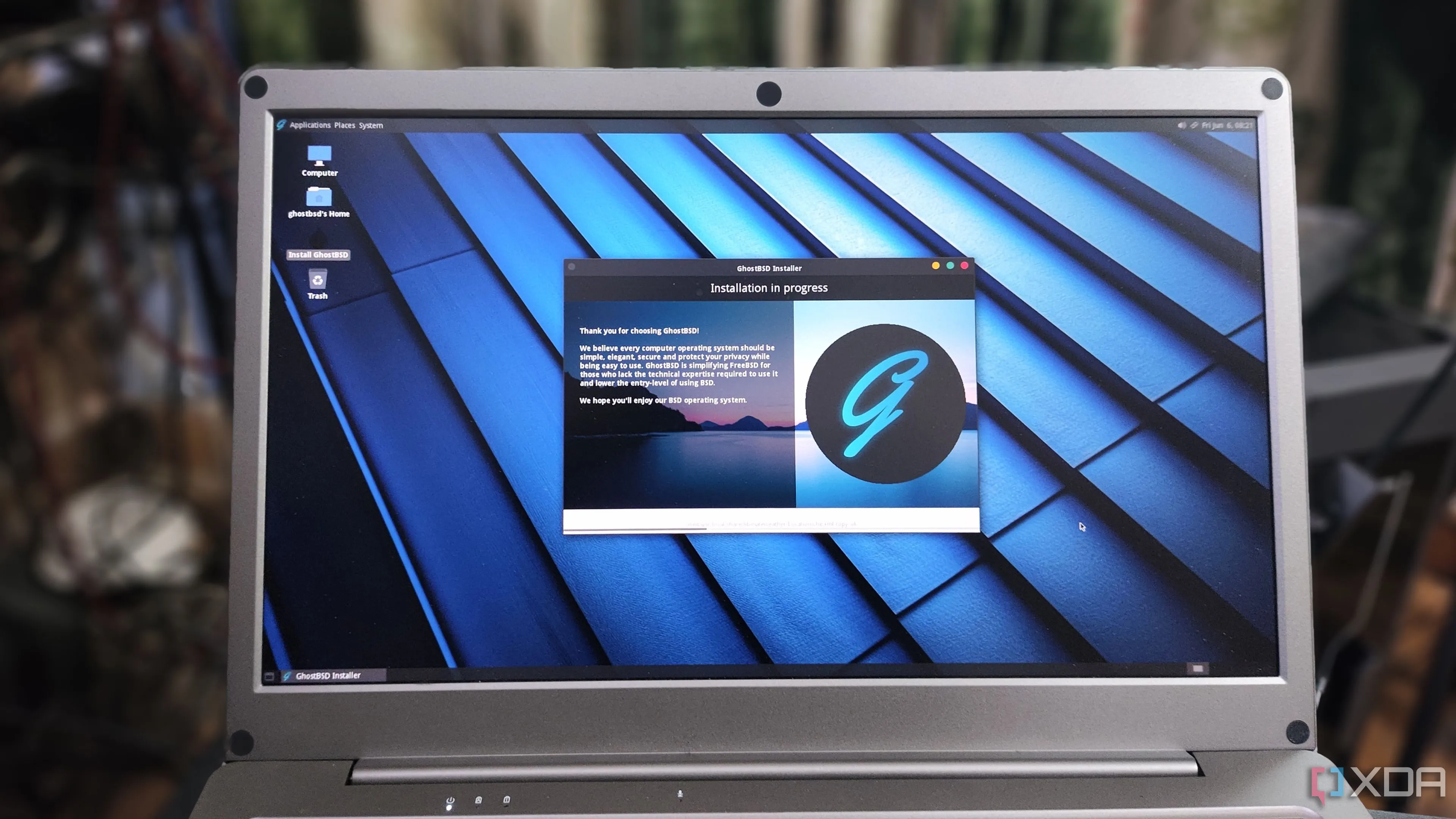Giao diện một hệ điều hành dựa trên FreeBSD, minh họa khả năng tương thích rộng của các trình soạn thảo mã như VS Code
