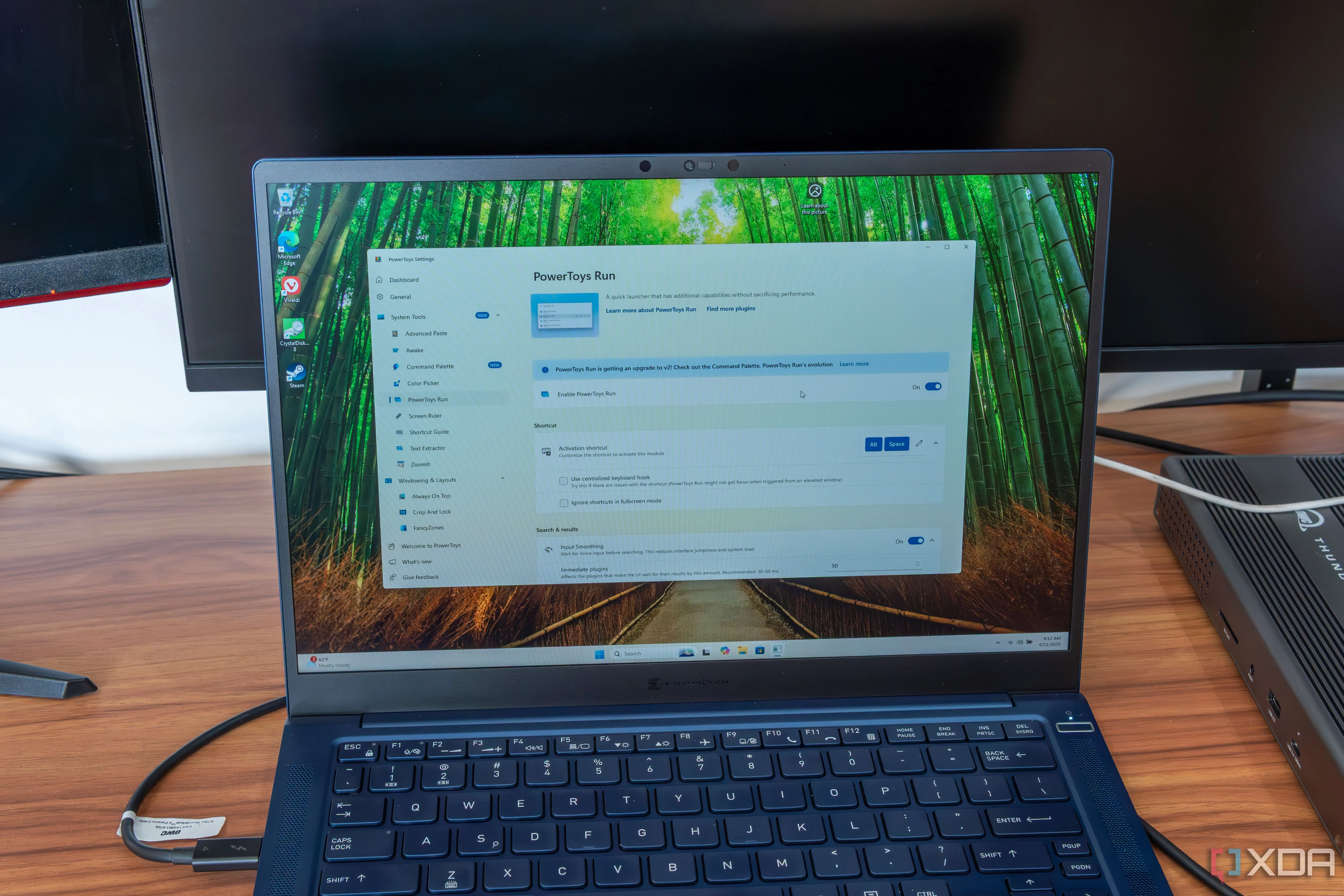 Giao diện một máy tính xách tay Windows 11 với các tính năng PowerToys, minh họa hệ điều hành hiện đại