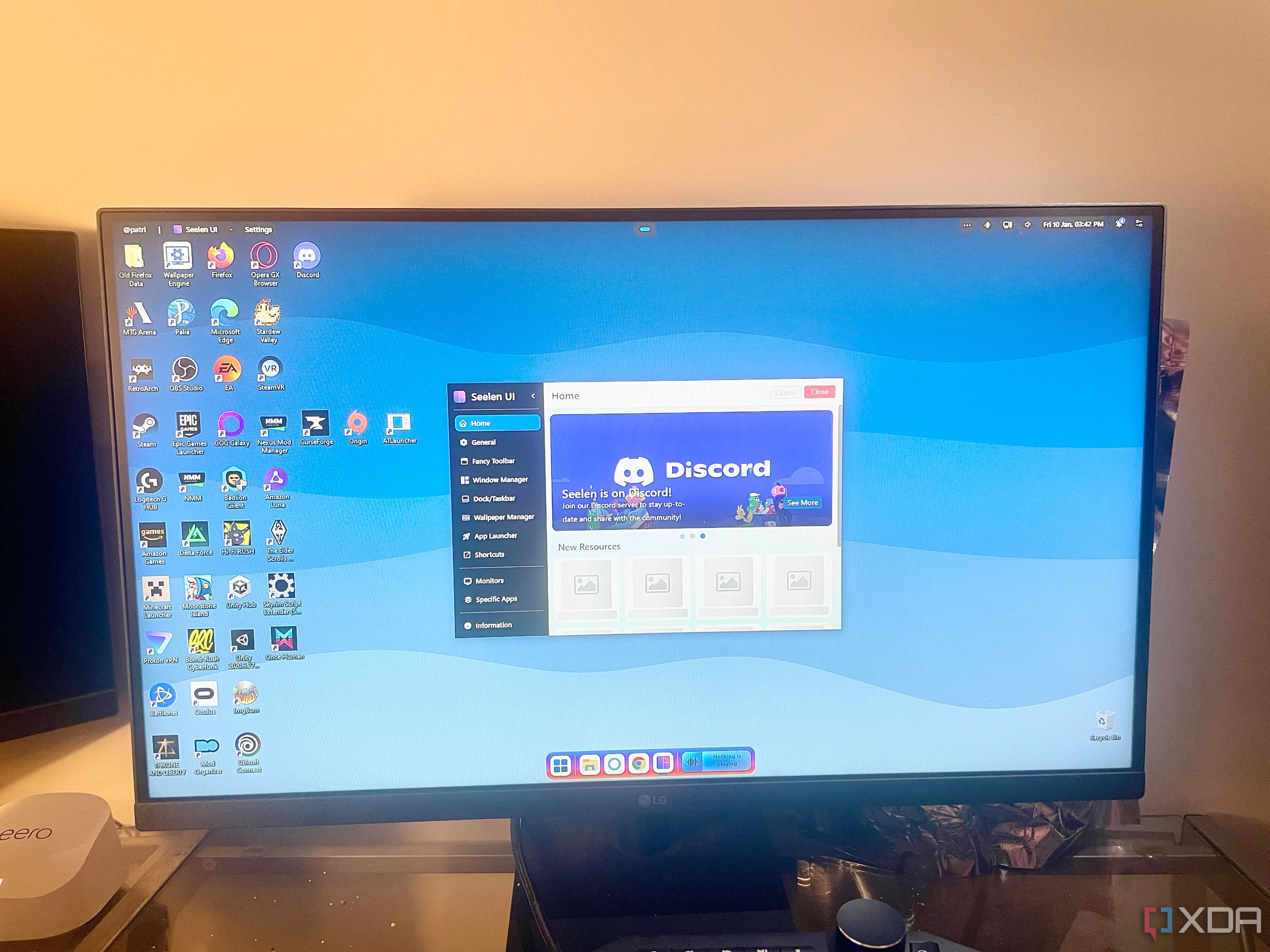 Giao diện người dùng Seelen UI tùy biến chạy trên máy tính để bàn, thể hiện sự tối giản và thẩm mỹ của Windows
