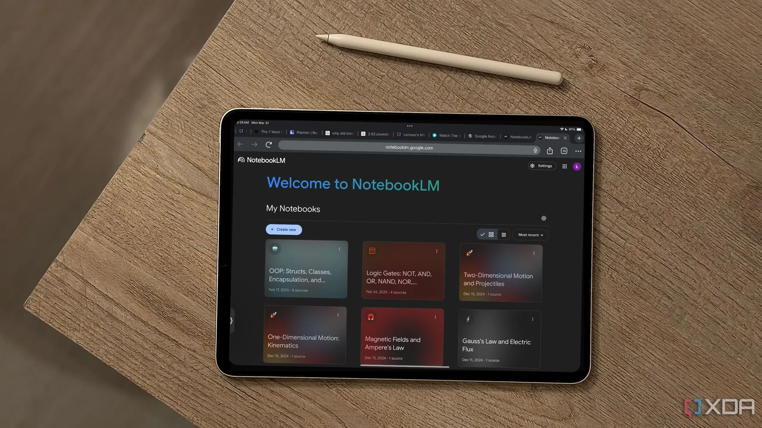 Giao diện NotebookLM trên iPad cùng bút Apple Pencil, minh họa công cụ hỗ trợ năng suất AI