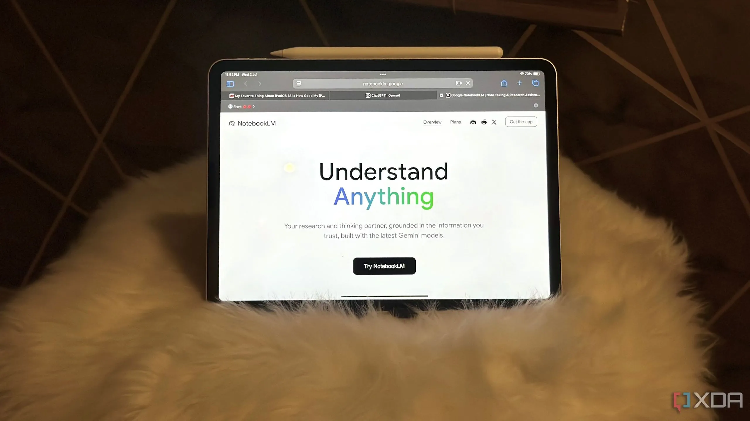 Giao diện NotebookLM trên iPad, minh họa công cụ hỗ trợ nghiên cứu AI cá nhân.