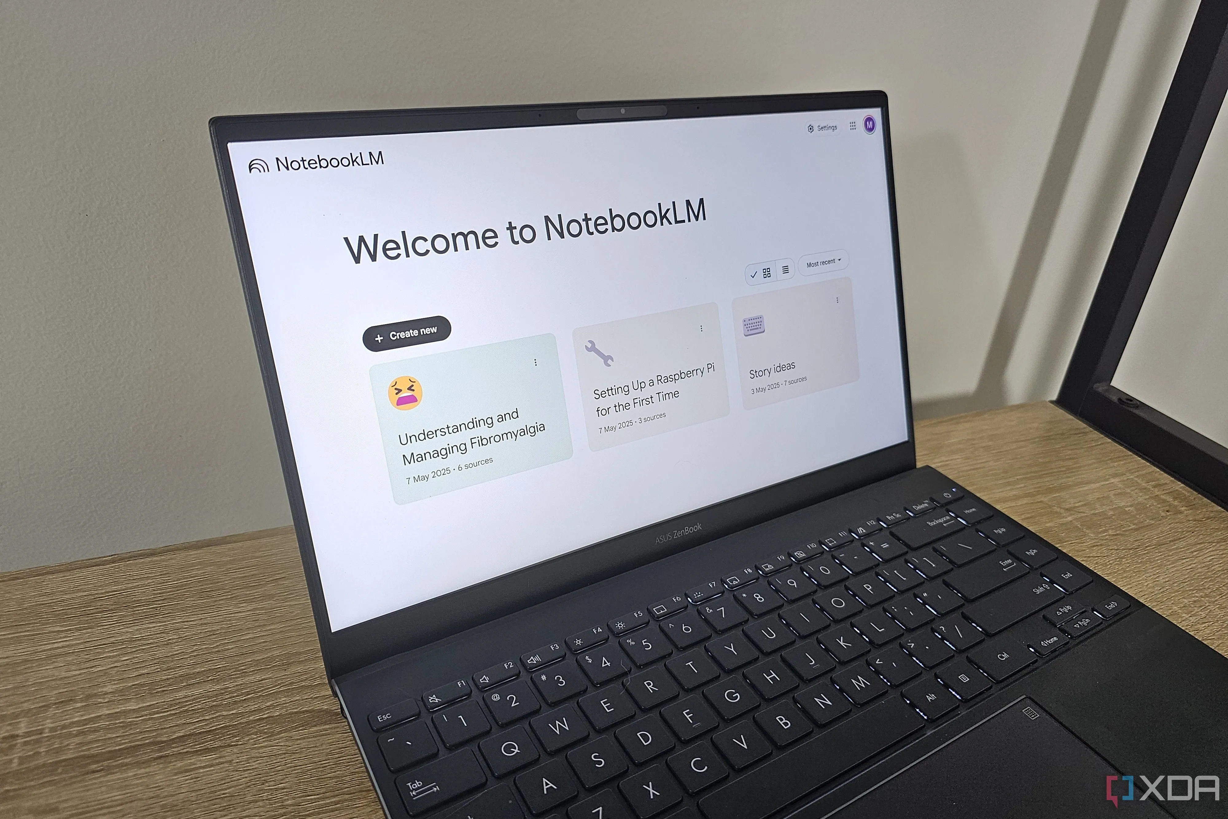 Giao diện NotebookLM trên màn hình laptop, minh họa việc phân tích hồ sơ ứng viên