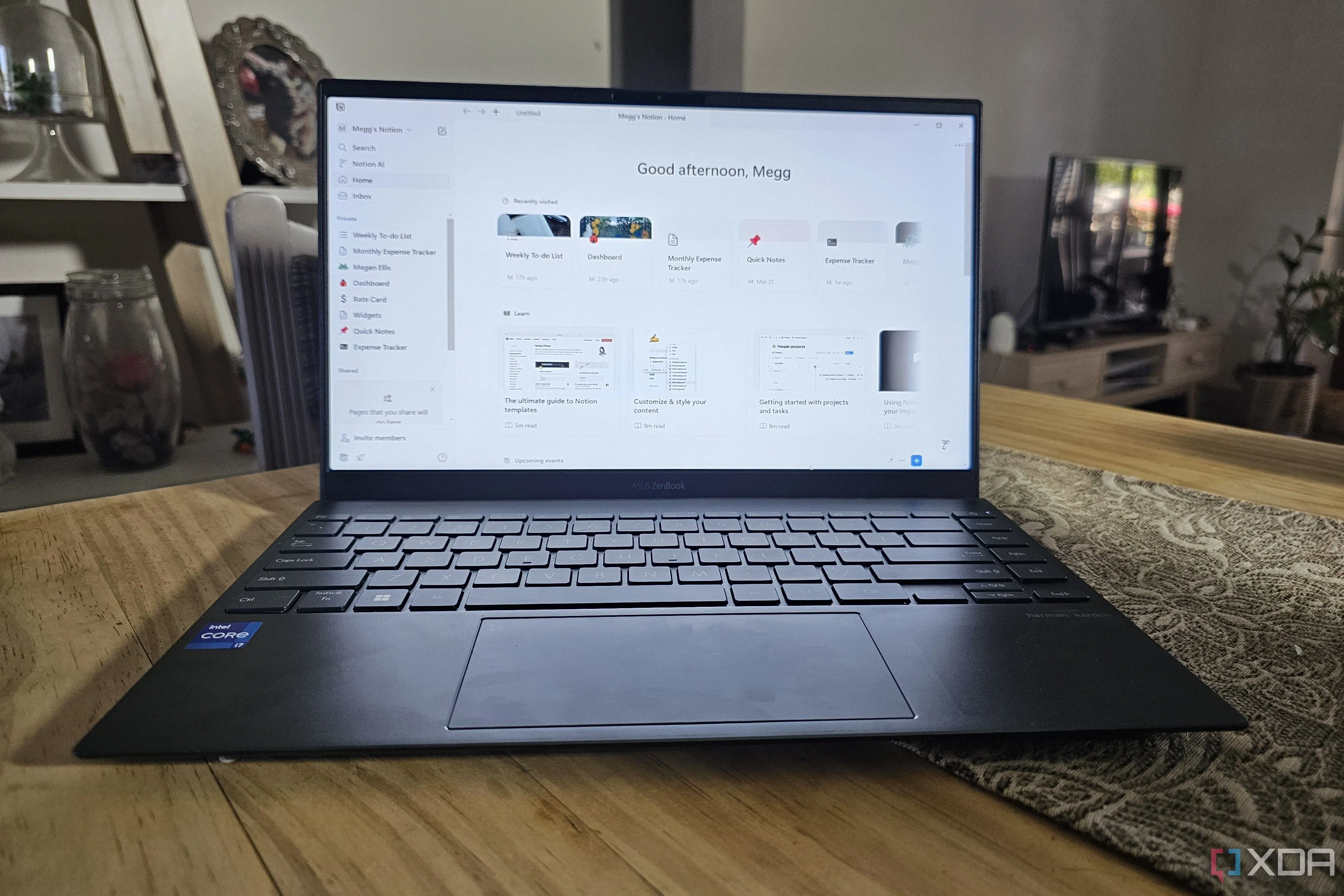 Giao diện Notion trên màn hình laptop, minh họa sự đa năng của ứng dụng