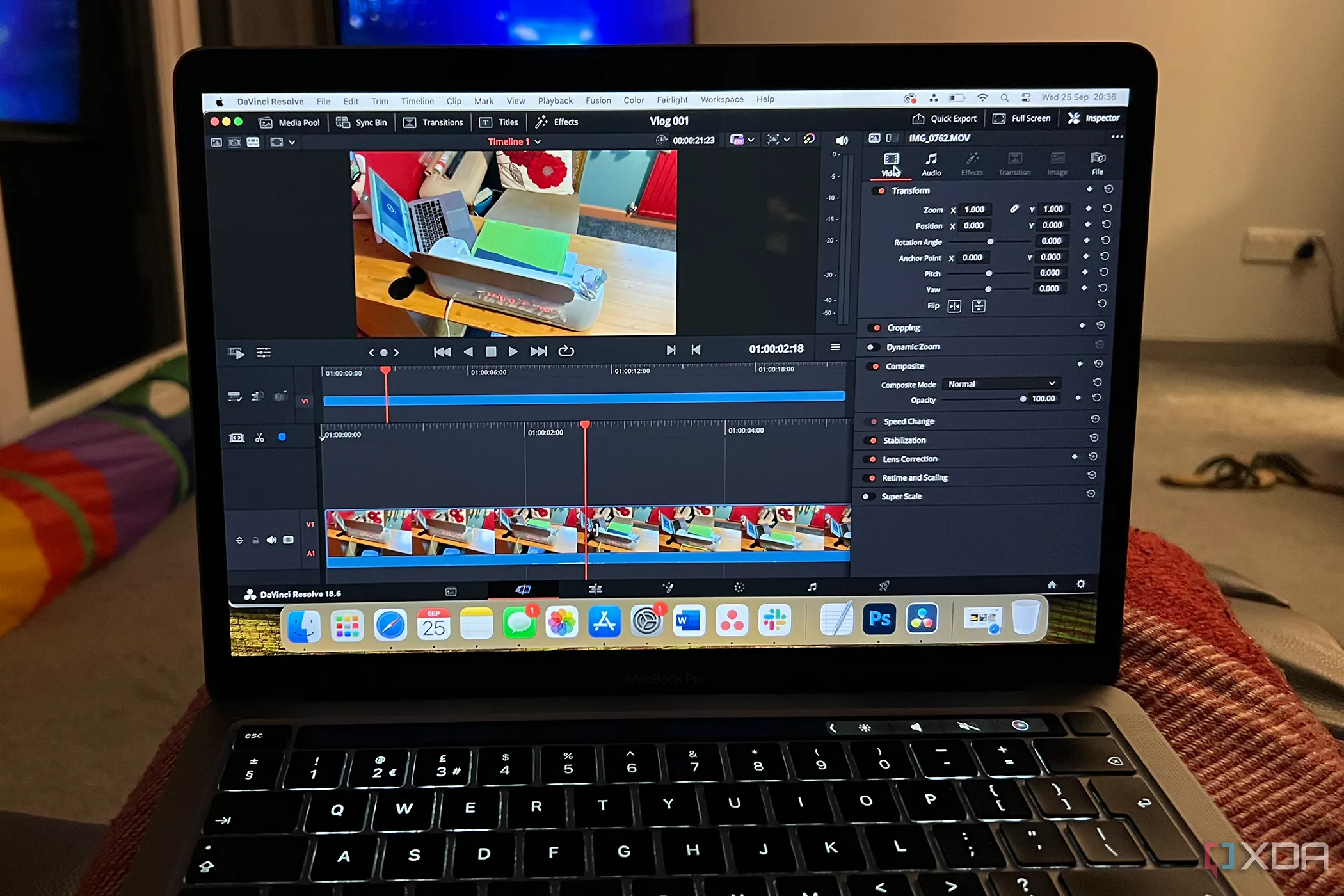 Giao diện phần mềm chỉnh sửa video DaVinci Resolve trên màn hình MacBook