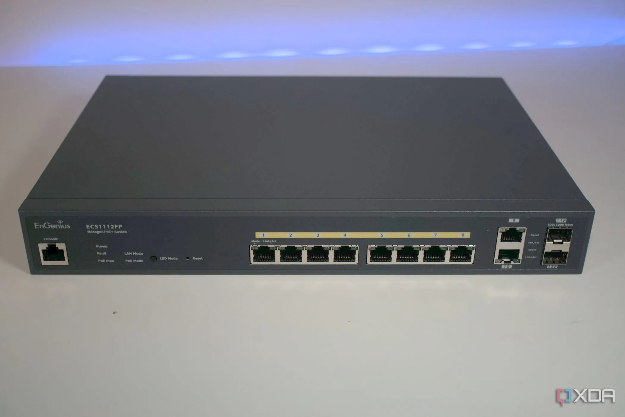 Giao diện phía trước của switch mạng EnGenius ECS112FP, hỗ trợ giám sát lưu lượng và khắc phục sự cố mạng