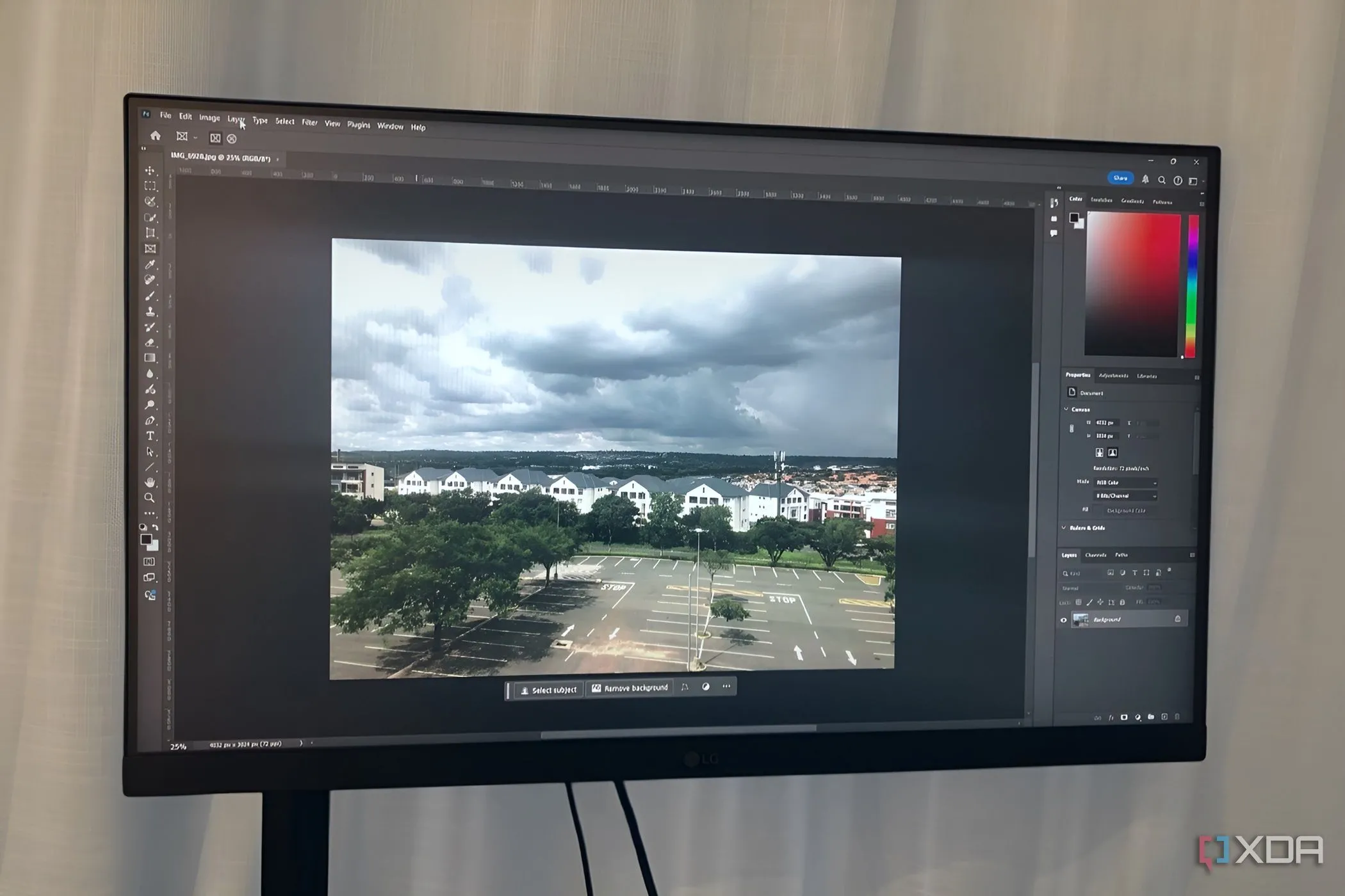 Giao diện Photoshop hiển thị ảnh phong cảnh thành phố trên máy tính để bàn