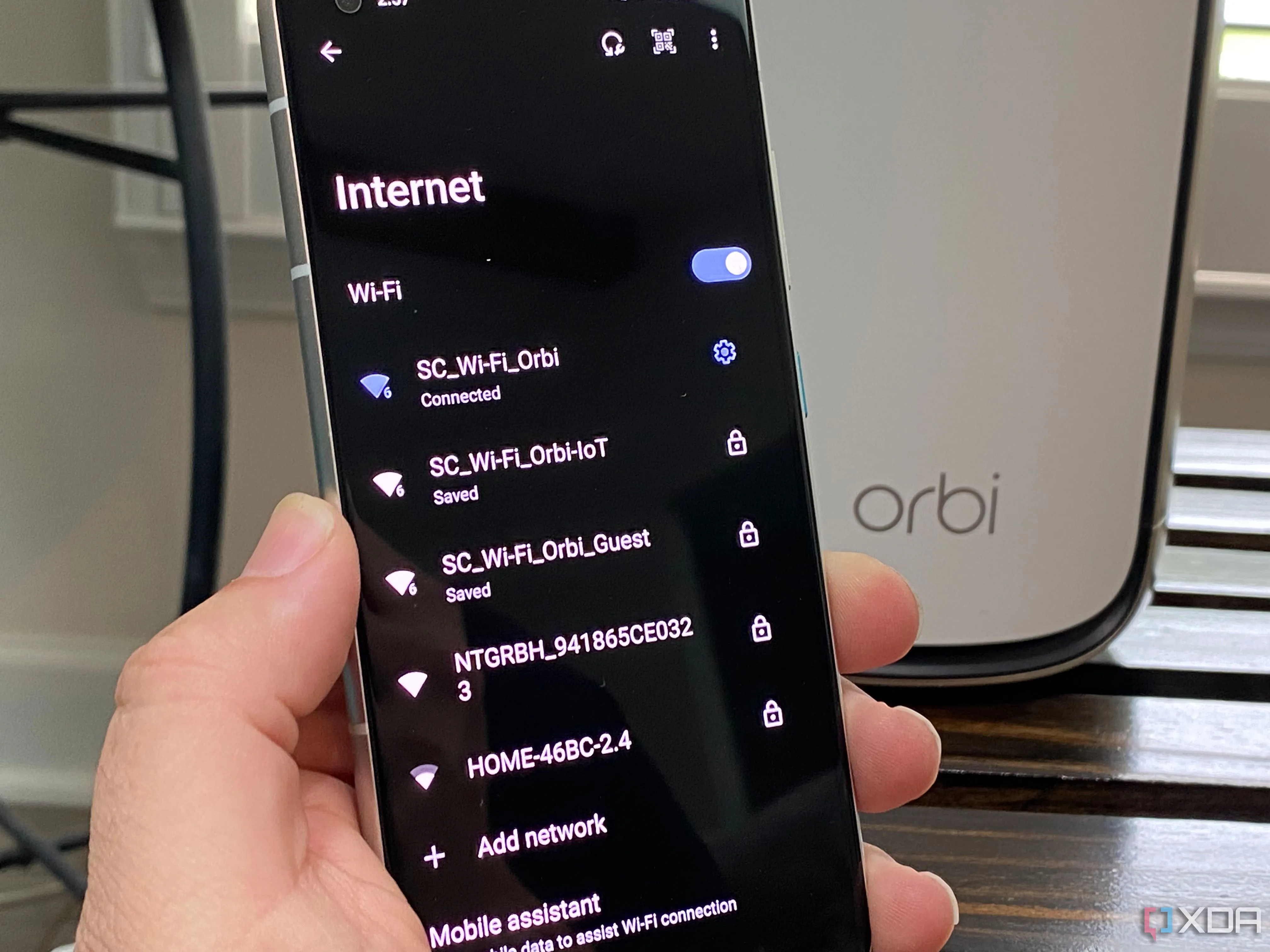 Giao diện quản lý mạng Wi-Fi trên điện thoại Android, bao gồm các tùy chọn cho mạng IoT, mạng khách và mạng chính từ router Netgear