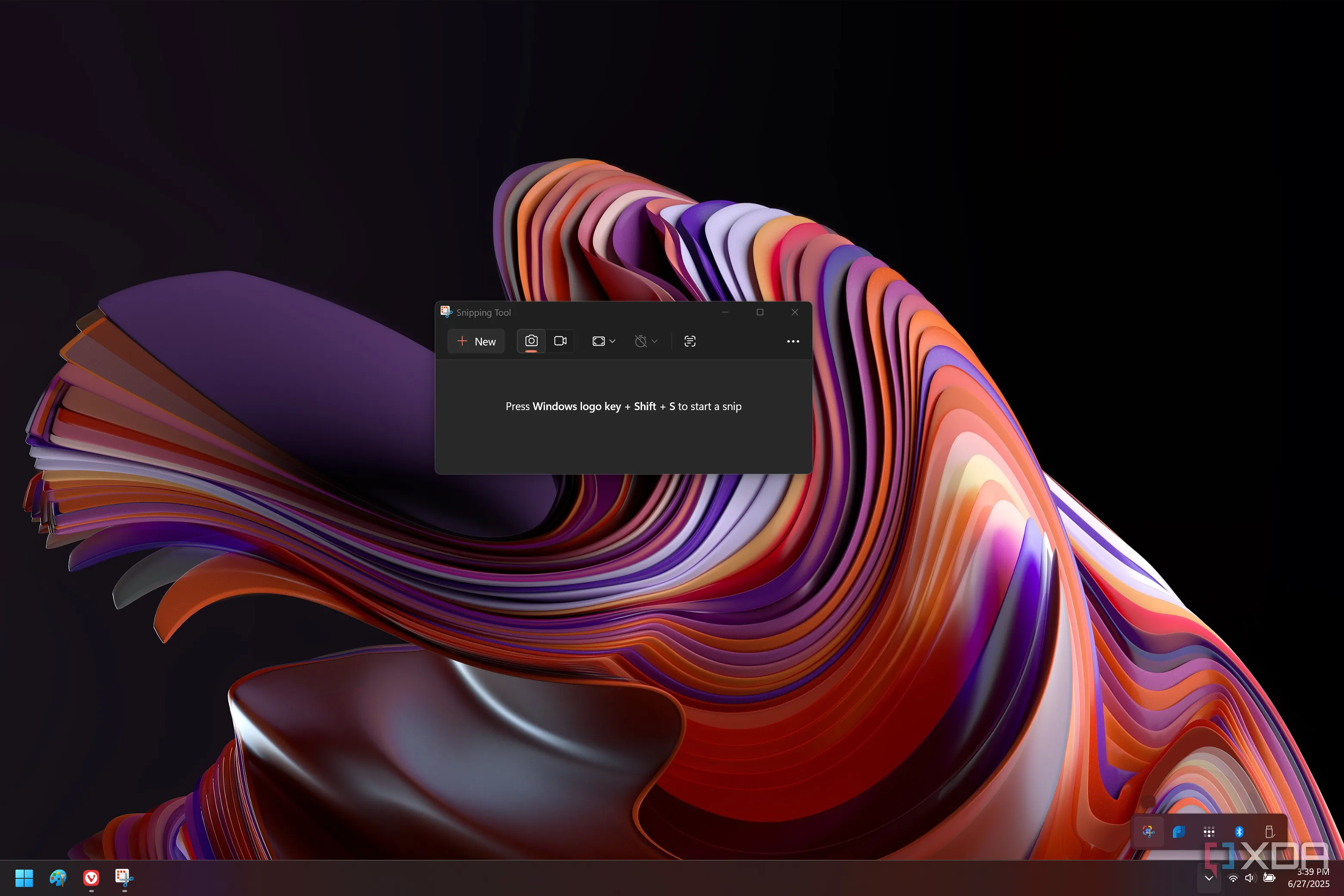 Giao diện Snipping Tool Windows 11 với biểu tượng Snipping Lens trên khay hệ thống, cho thấy sự tích hợp liền mạch của công cụ tìm kiếm hình ảnh Google Lens.