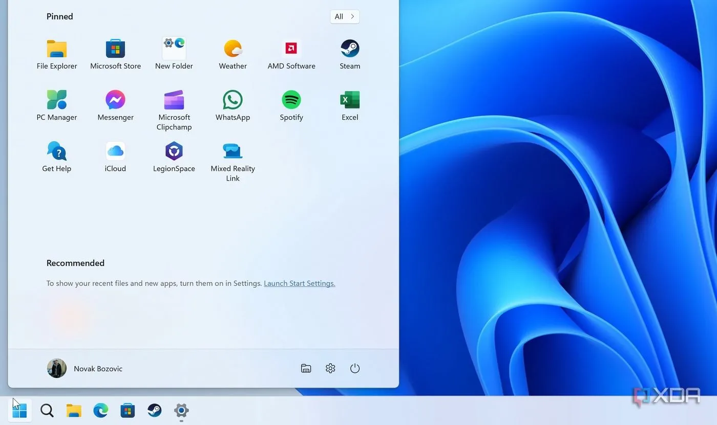 Giao diện thanh tác vụ Windows 11 với nút Start Menu được căn chỉnh sang bên trái, gợi nhớ bố cục của các phiên bản Windows trước.