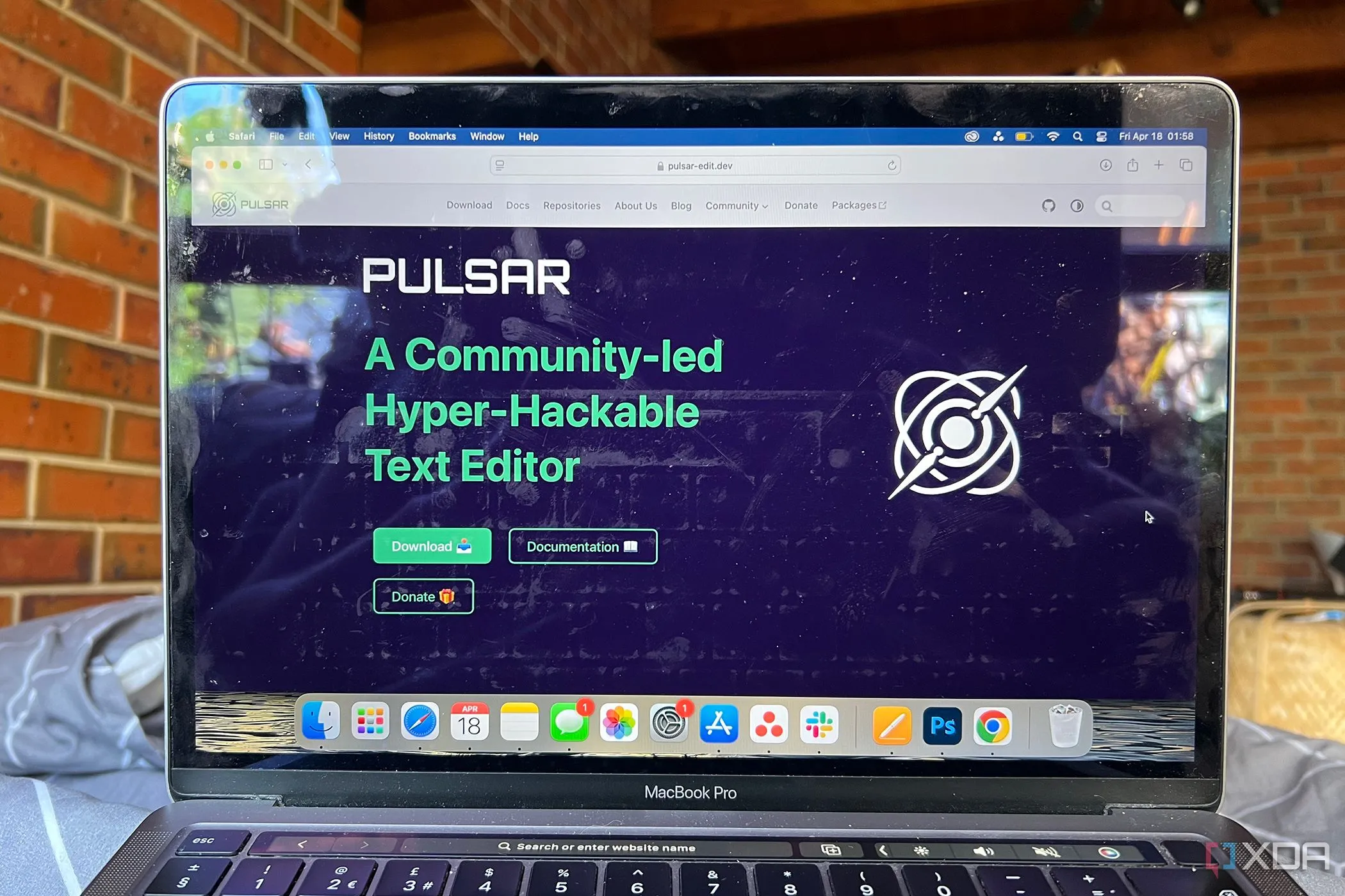 Giao diện trang tải xuống của Pulsar Editor trên MacBook, minh họa công cụ soạn thảo mã nguồn mở