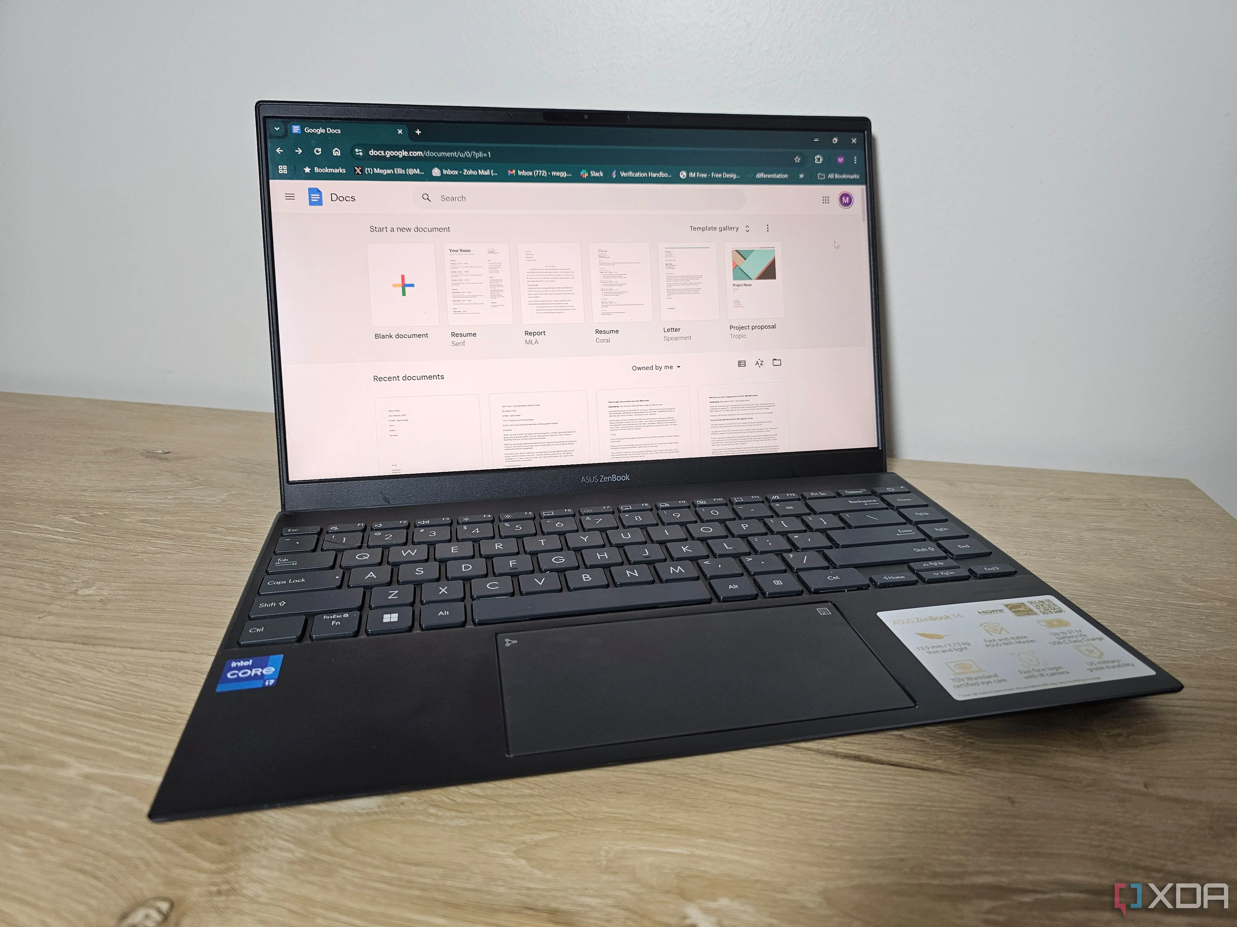 Giao diện trang web Google Docs hiển thị trên màn hình máy tính xách tay