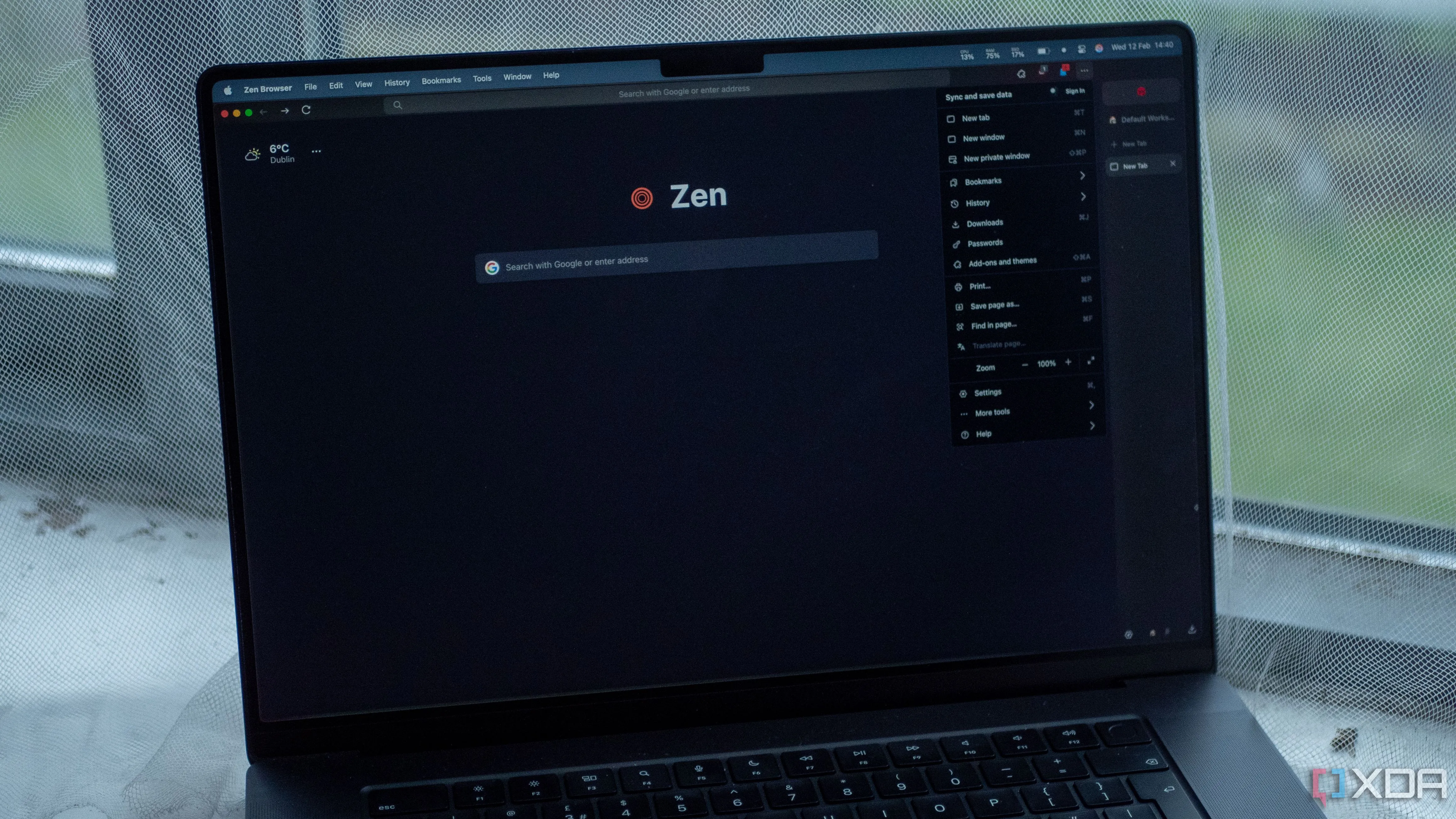 Giao diện trình duyệt Zen Browser đang chạy trên MacBook Pro, thể hiện trải nghiệm duyệt web hiện đại và tập trung.