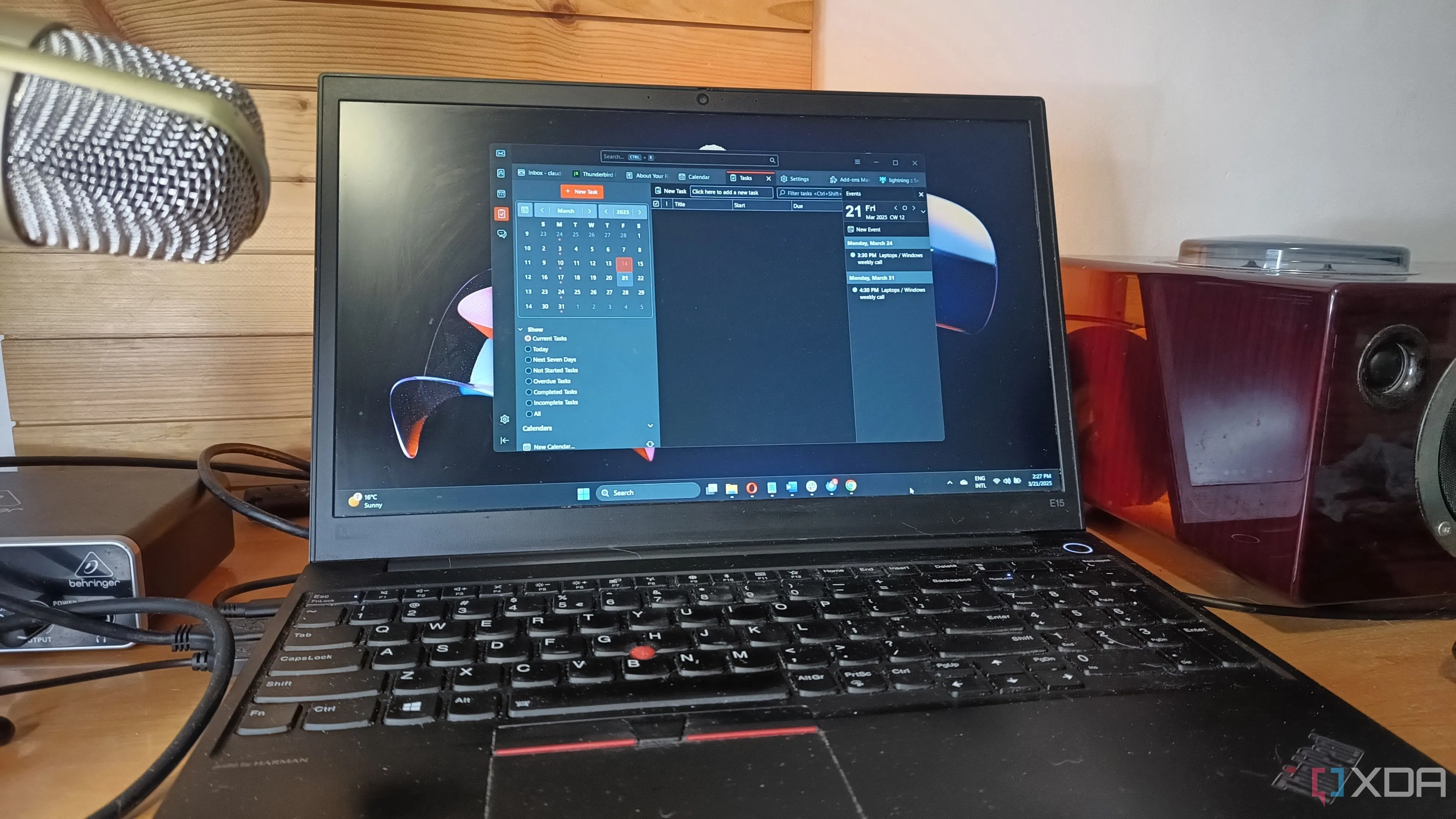 Giao diện trình quản lý email Thunderbird trên laptop chạy Windows 11, hiển thị nhiều tài khoản email