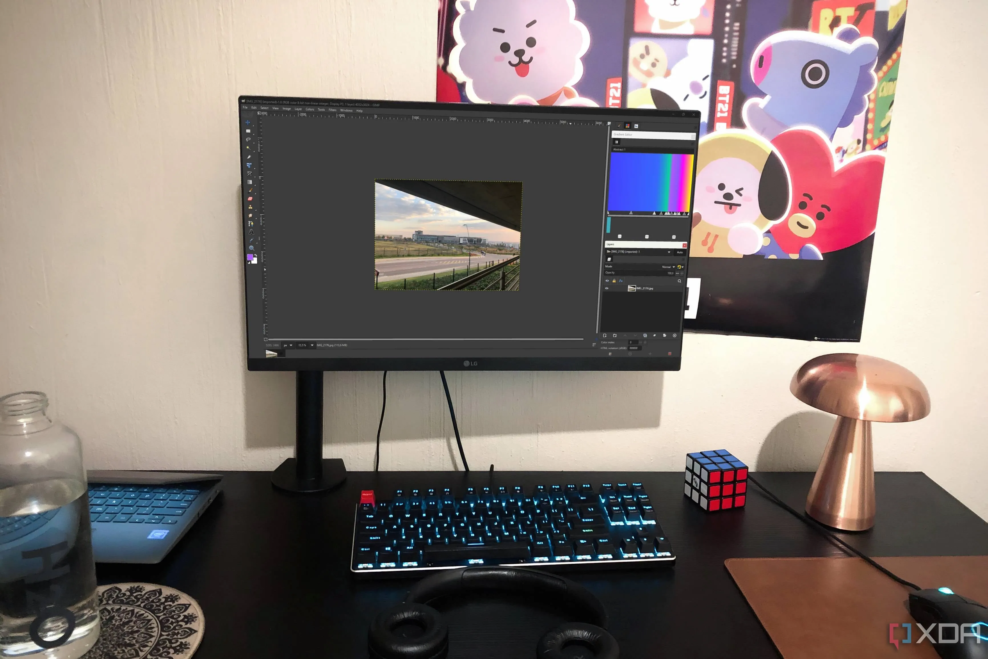 Giao diện tùy chỉnh của GIMP trên màn hình máy tính để bàn Linux