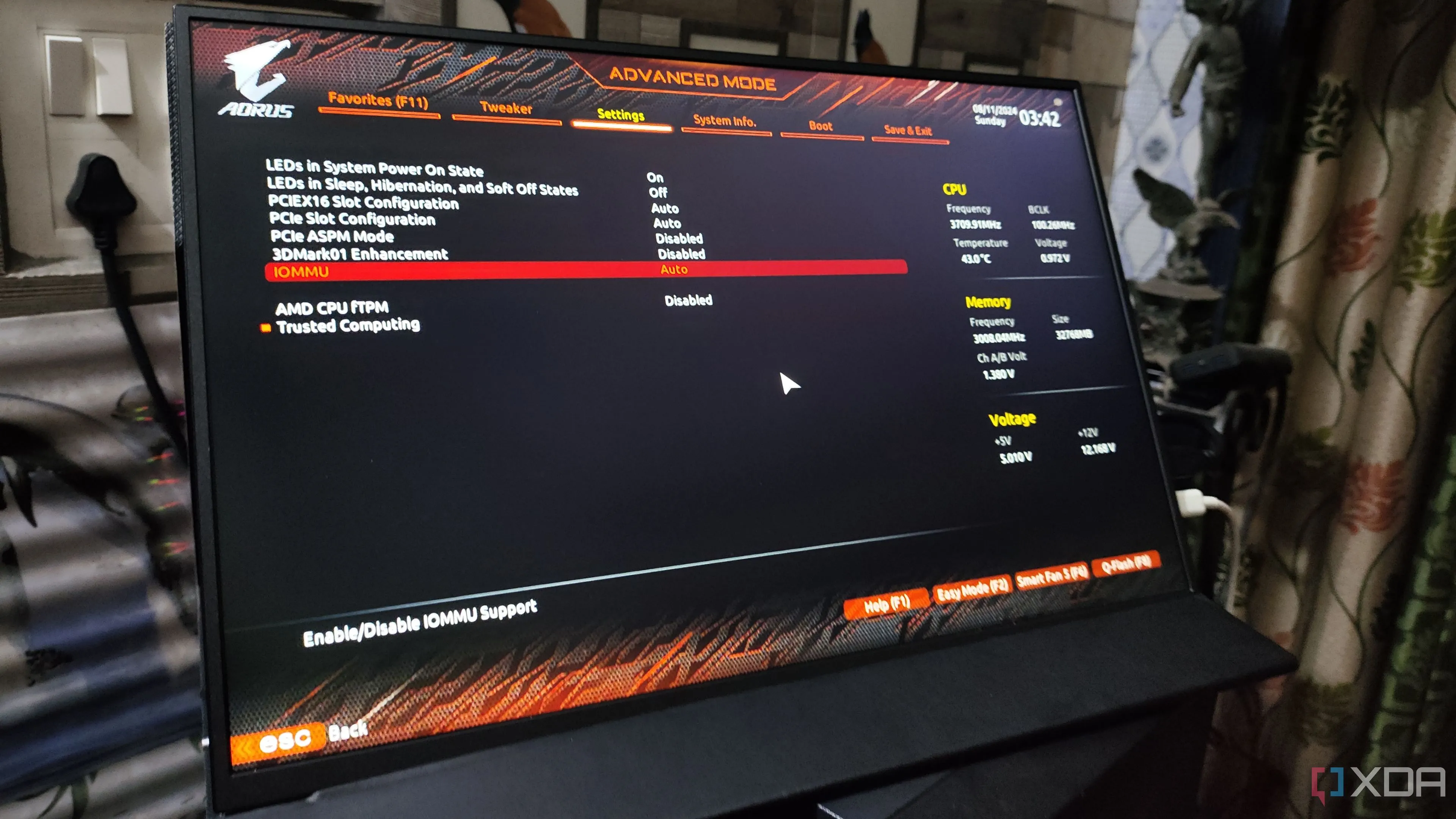 Giao diện UEFI/BIOS của Gigabyte hiển thị cài đặt IOMMU, minh họa tầm quan trọng của cập nhật firmware bảo mật