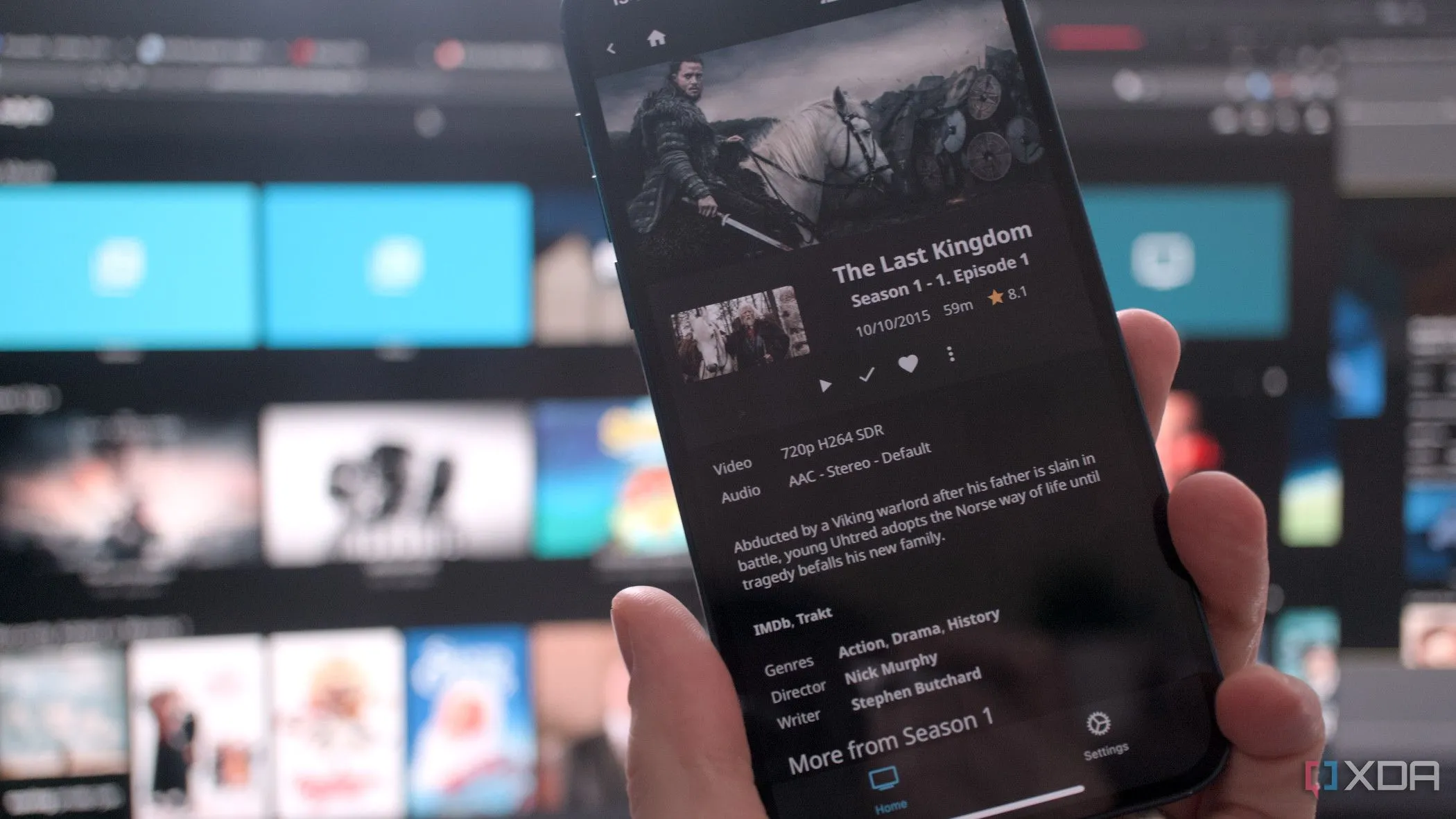 Giao diện ứng dụng Jellyfin trên điện thoại iOS và trình duyệt web
