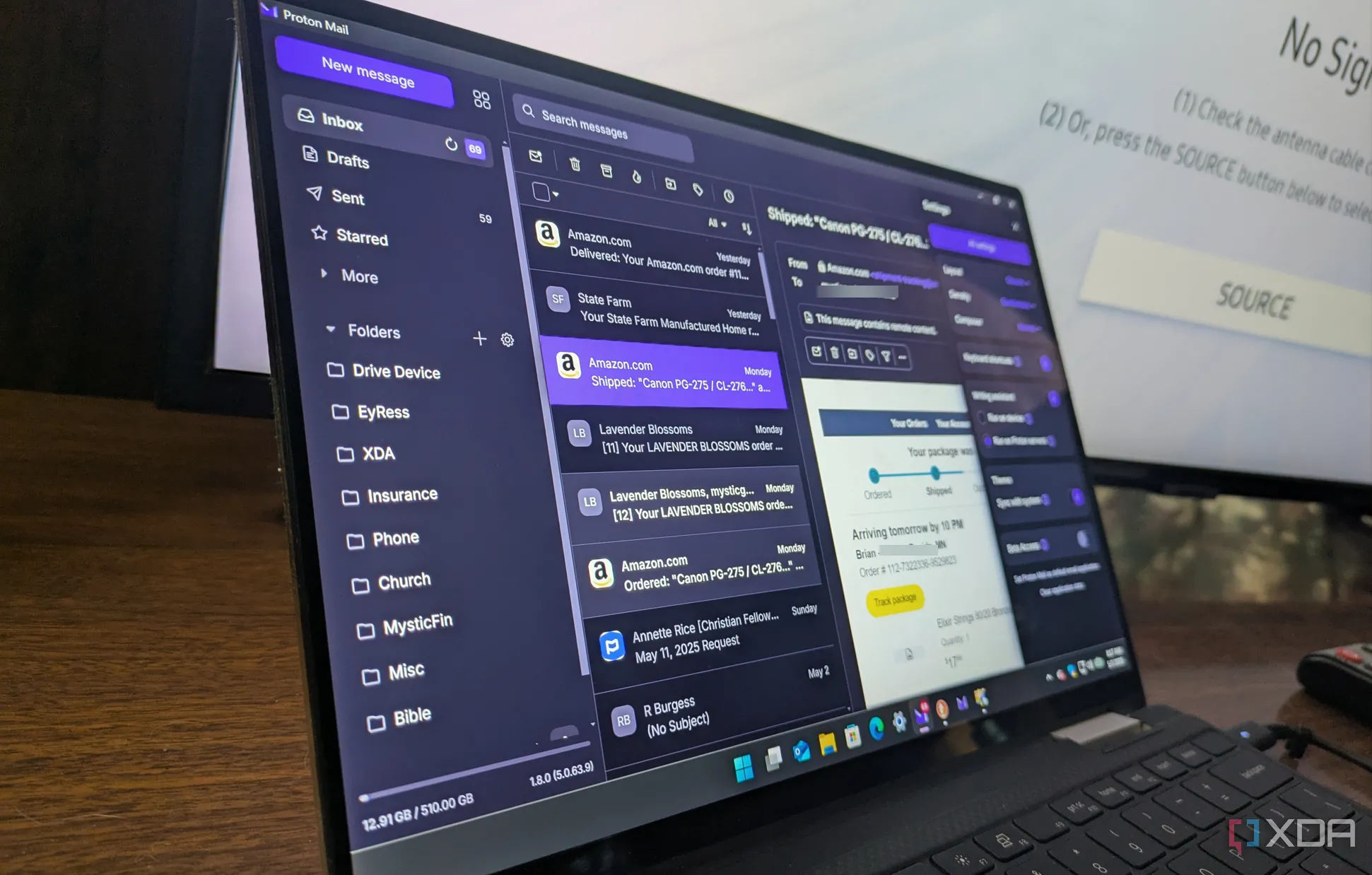 Giao diện ứng dụng Proton Mail trên laptop Windows 11 với tùy chọn cá nhân hóa theme