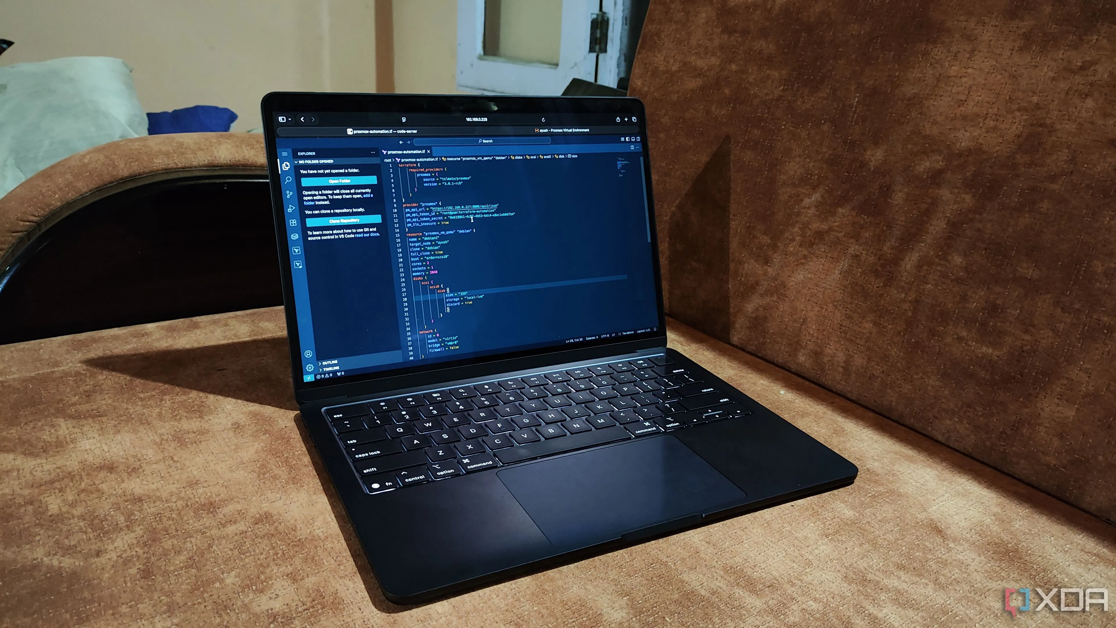 Giao diện Visual Studio Code chạy trên Code-Server trong trình duyệt, thể hiện tính linh hoạt của môi trường lập trình.