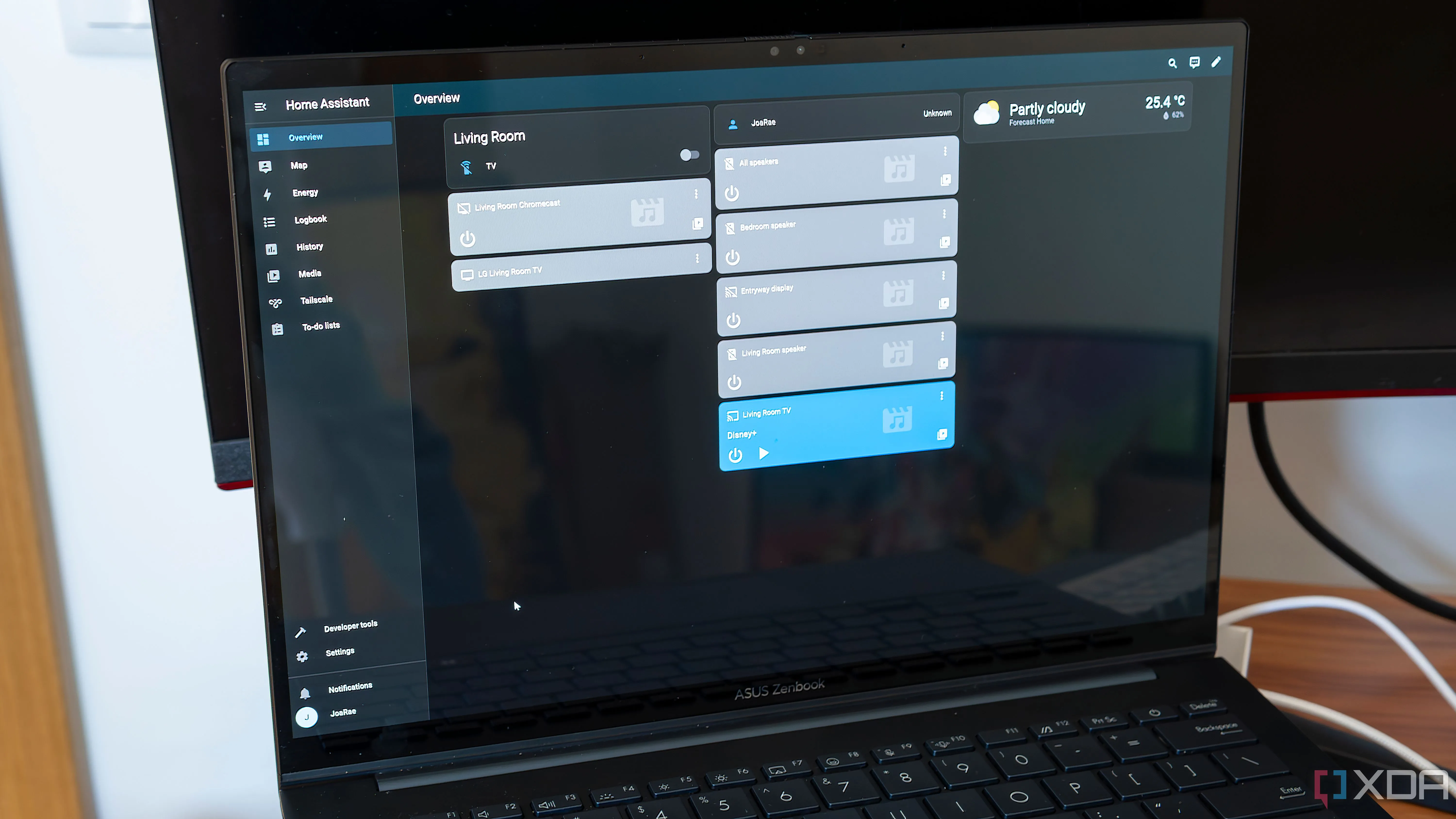 Giao diện web của Home Assistant hiển thị trên laptop cũ được dùng làm trung tâm nhà thông minh