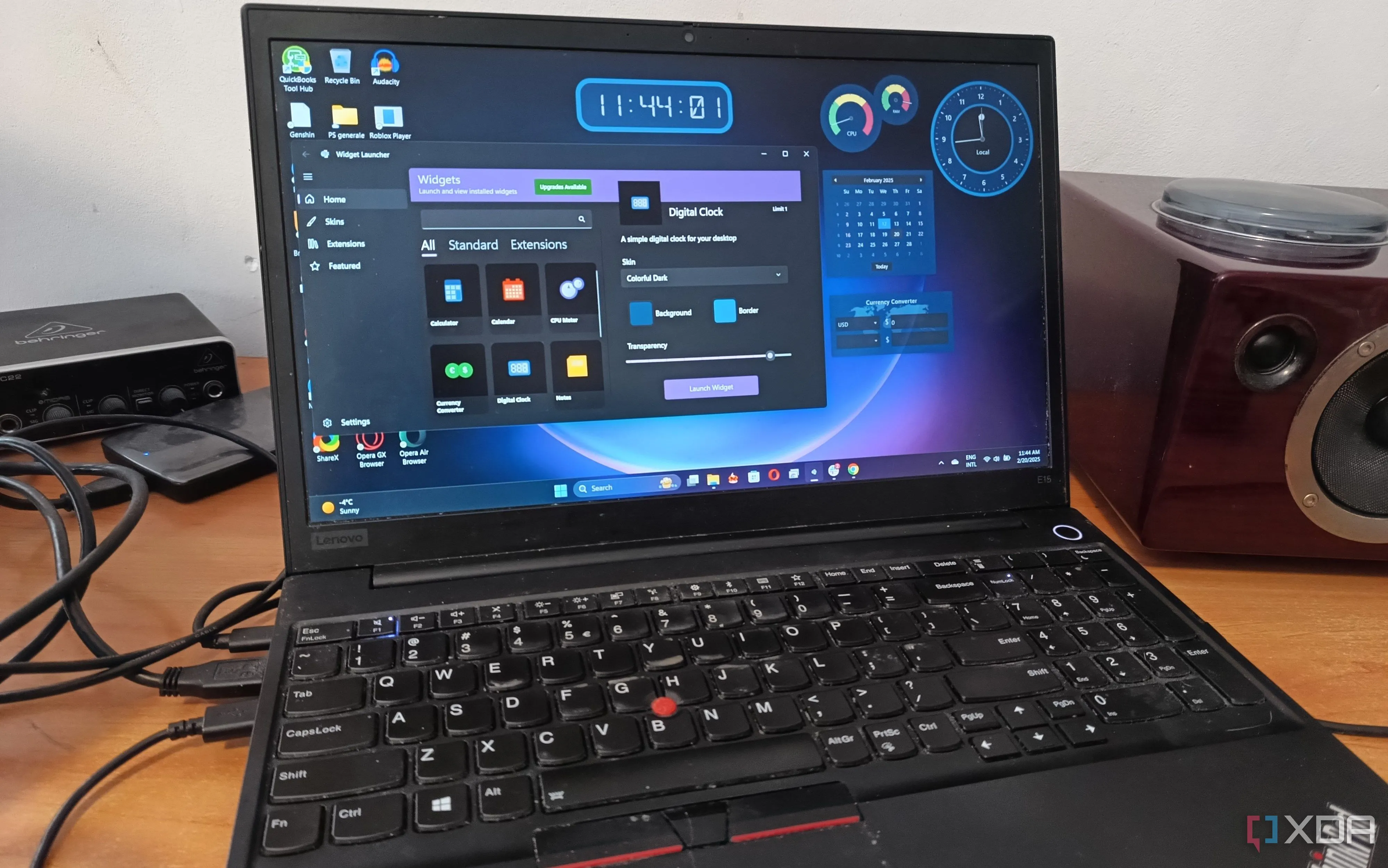 Giao diện Widget Launcher và các widget đang chạy trên màn hình laptop Windows 11