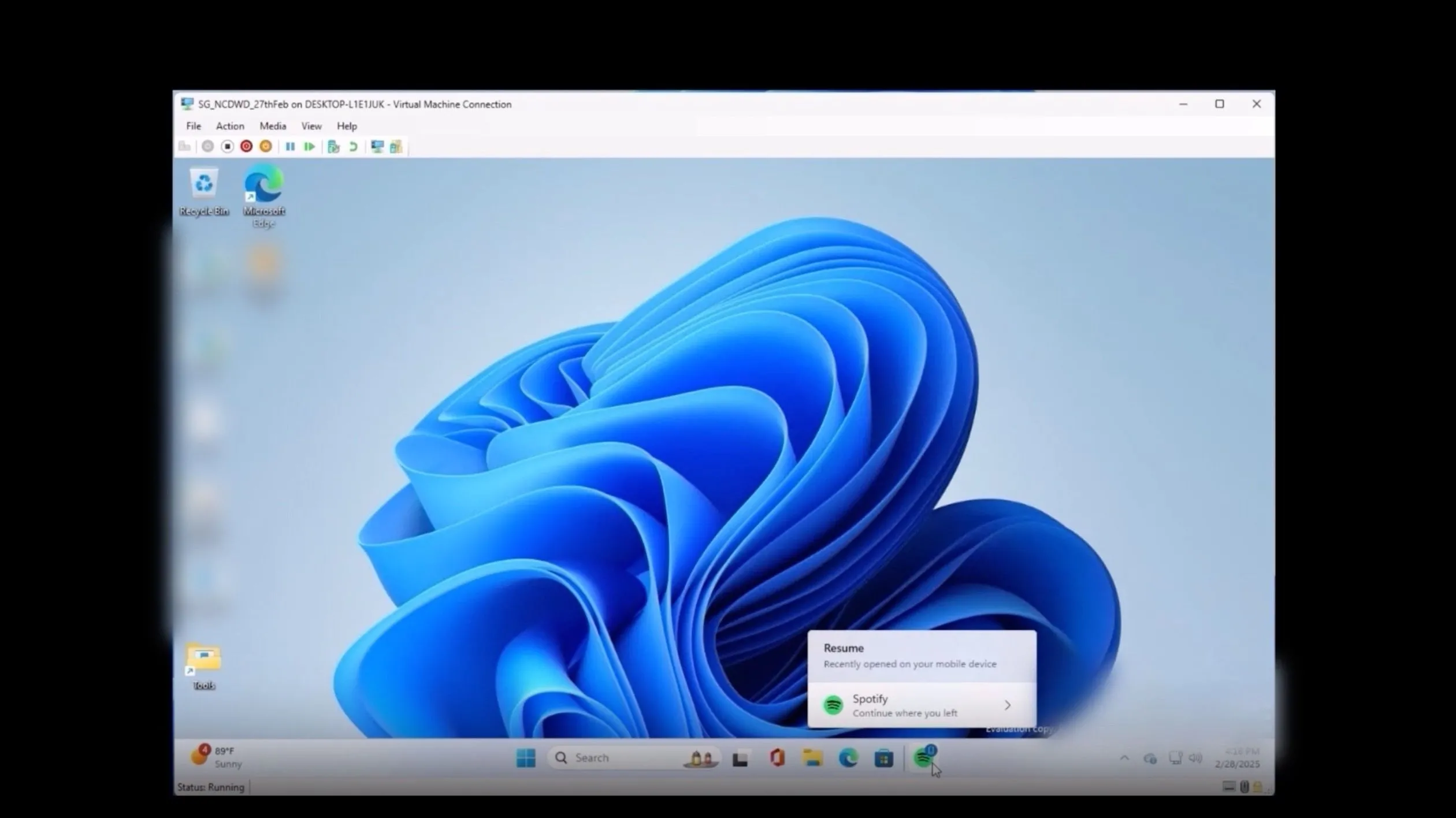 Giao diện Windows 11 hiển thị tính năng Cross Device Resume với biểu tượng Spotify trên thanh tác vụ có icon điện thoại nhỏ