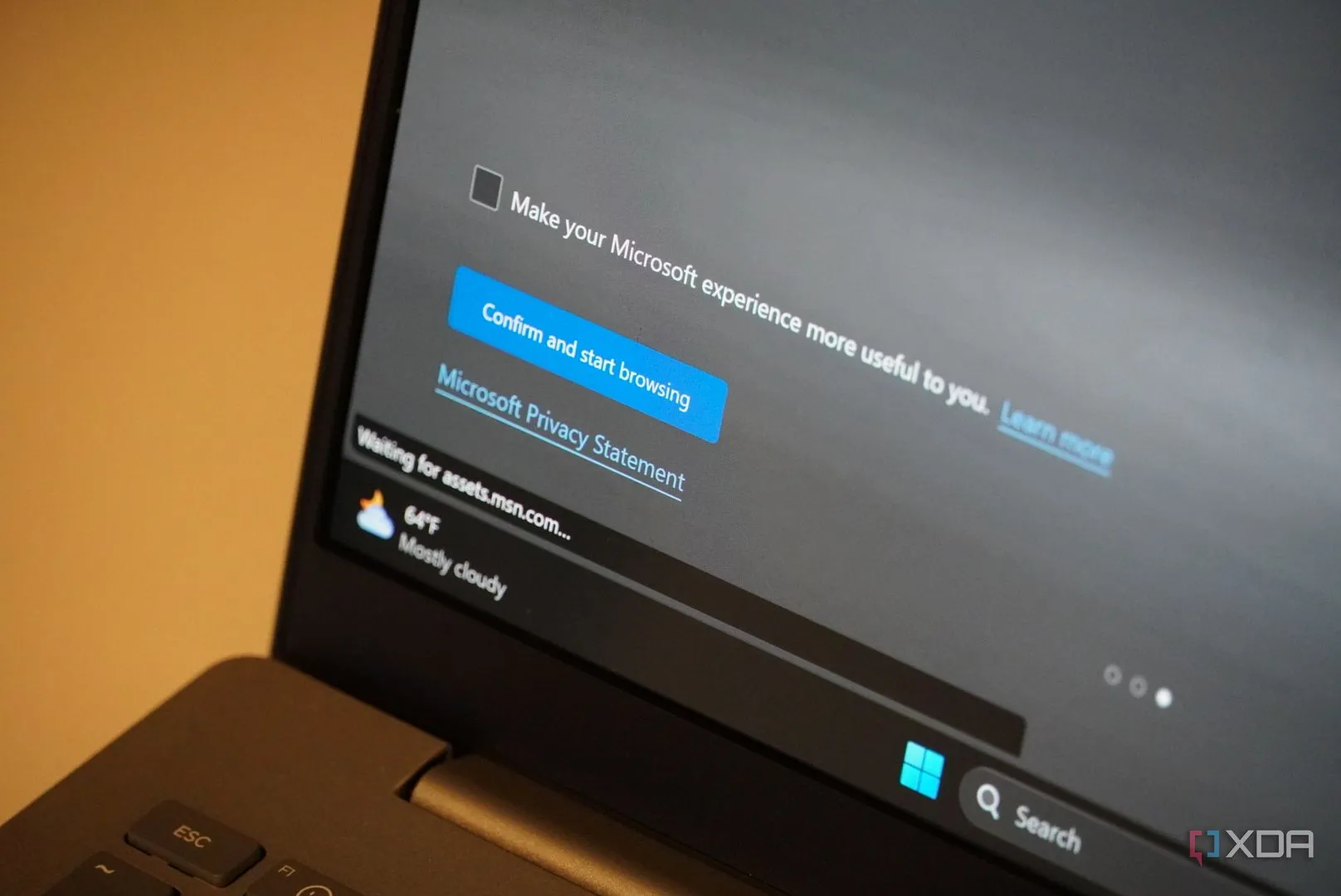 Giao diện Windows 11 thể hiện các trải nghiệm cá nhân hóa, bao gồm cả quảng cáo được đề xuất trong Microsoft Edge và các ứng dụng khác.