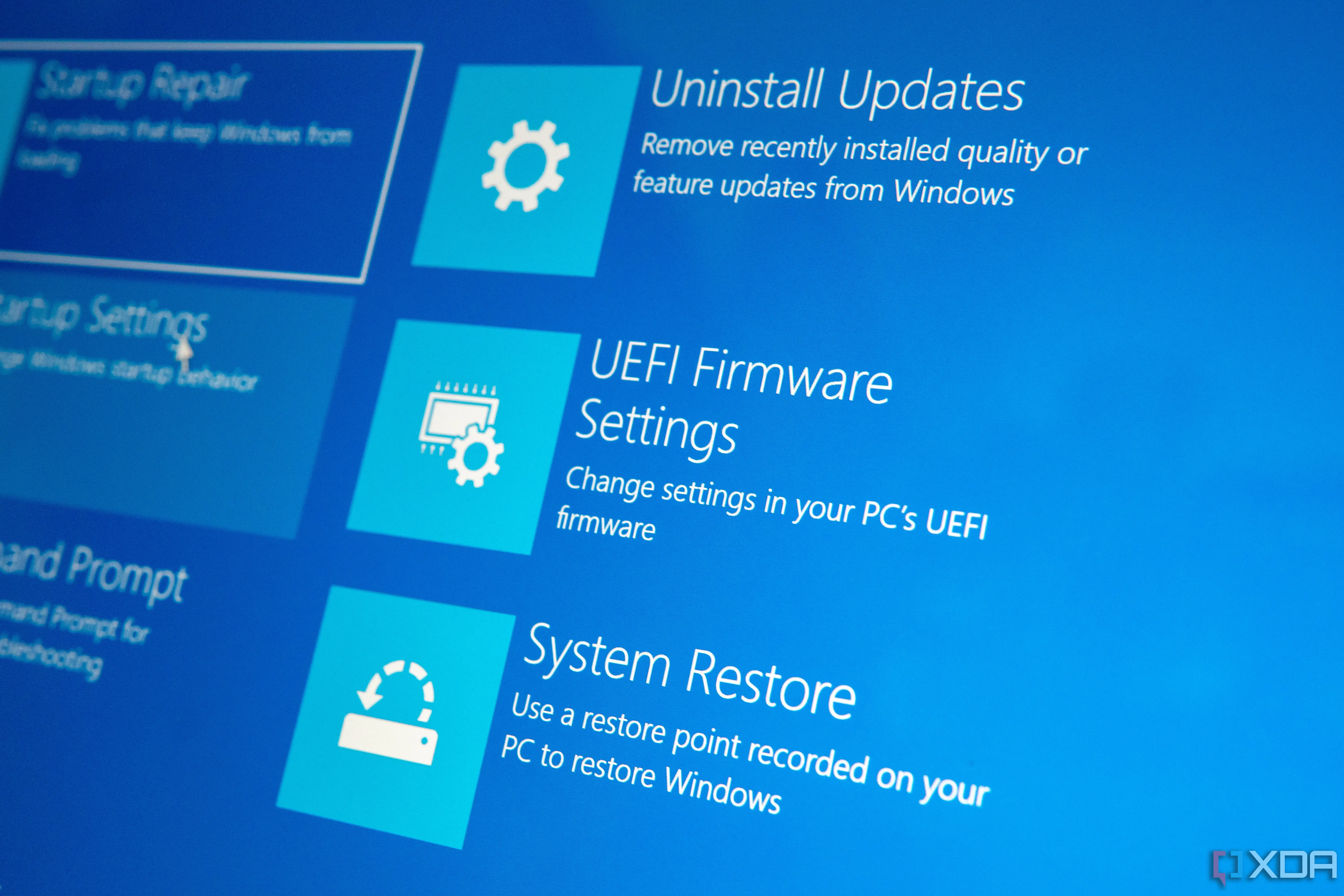 Giao diện Windows Recovery Environment với tùy chọn cài đặt firmware UEFI, nhấn mạnh vai trò của BIOS trong bảo mật hệ thống