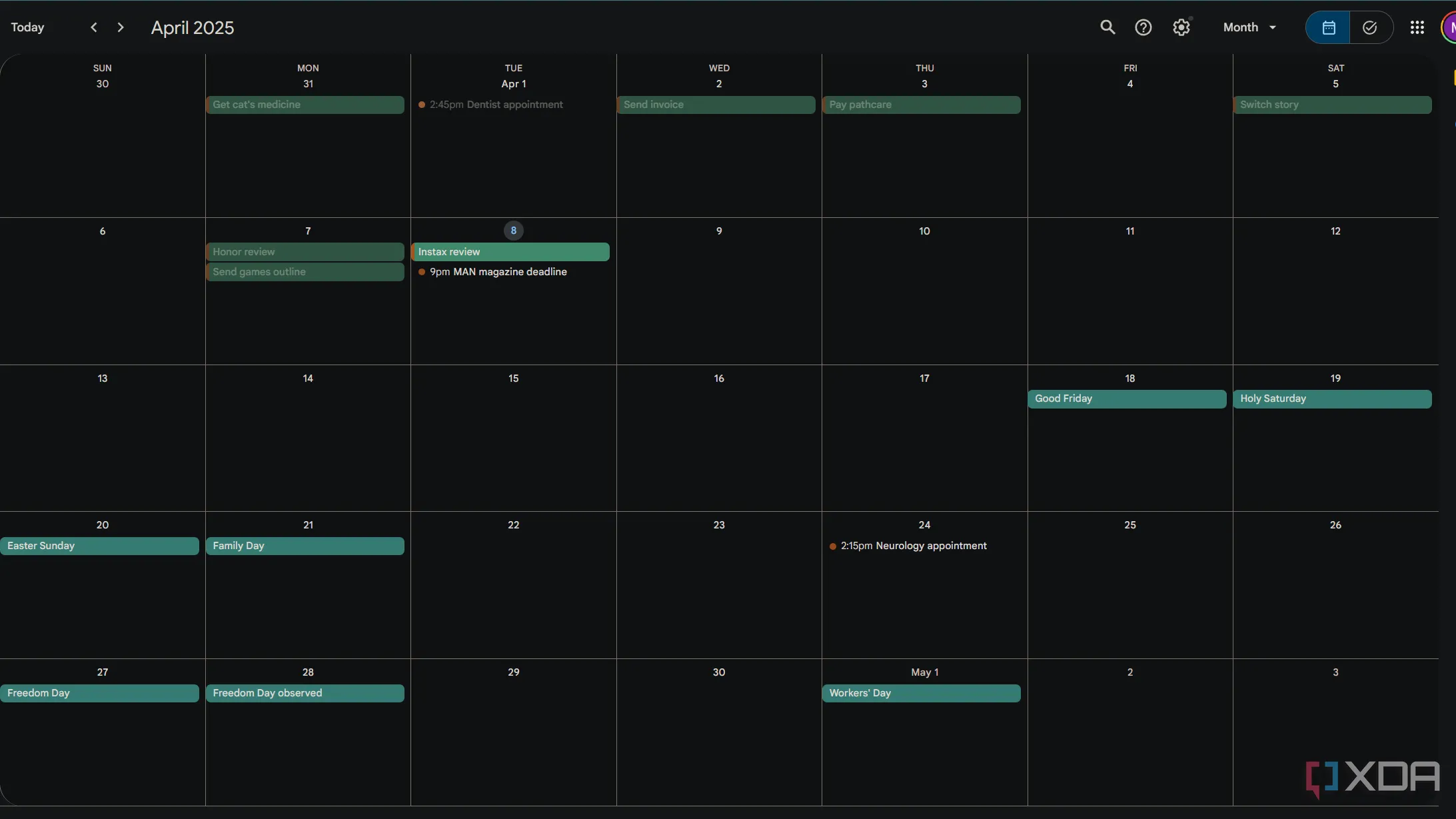 Giao diện xem theo tháng của Google Calendar trên màn hình máy tính, hiển thị các sự kiện đã lên lịch