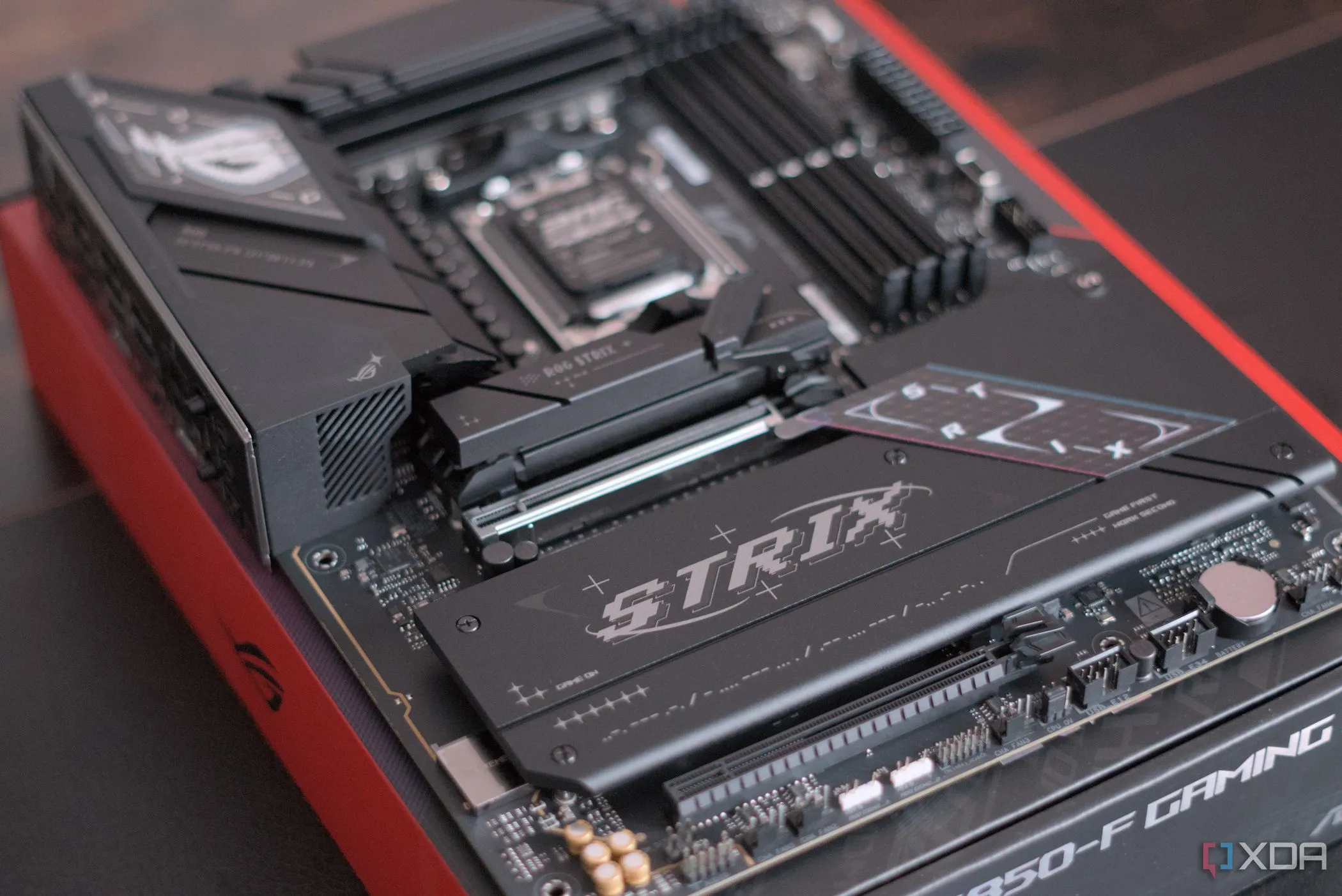 Góc nhìn nghiêng bo mạch chủ Asus ROG Strix B850-F Gaming WiFi thể hiện tản nhiệt VRM và các khe cắm M.2
