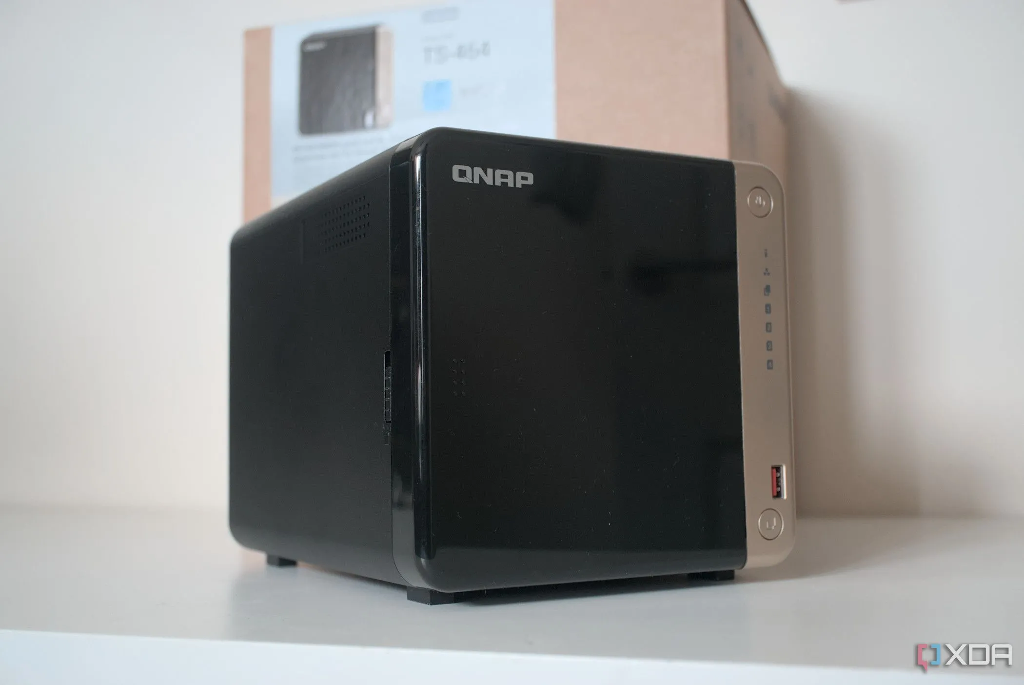 Góc nhìn nghiêng của thiết bị NAS QNAP TS-464